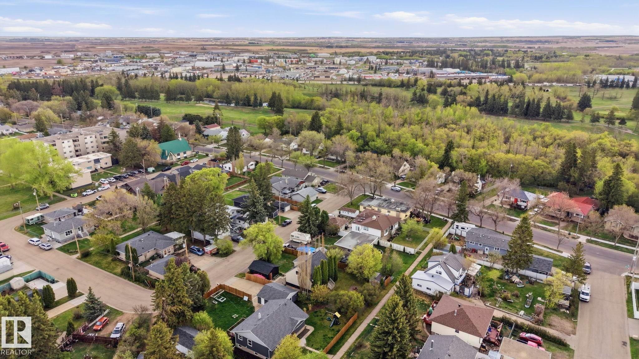Aerial perspective showcasing a residential area with varied housing styles - 4 Langley Dr, Fort Saskatchewan, AB - Outdoor With View