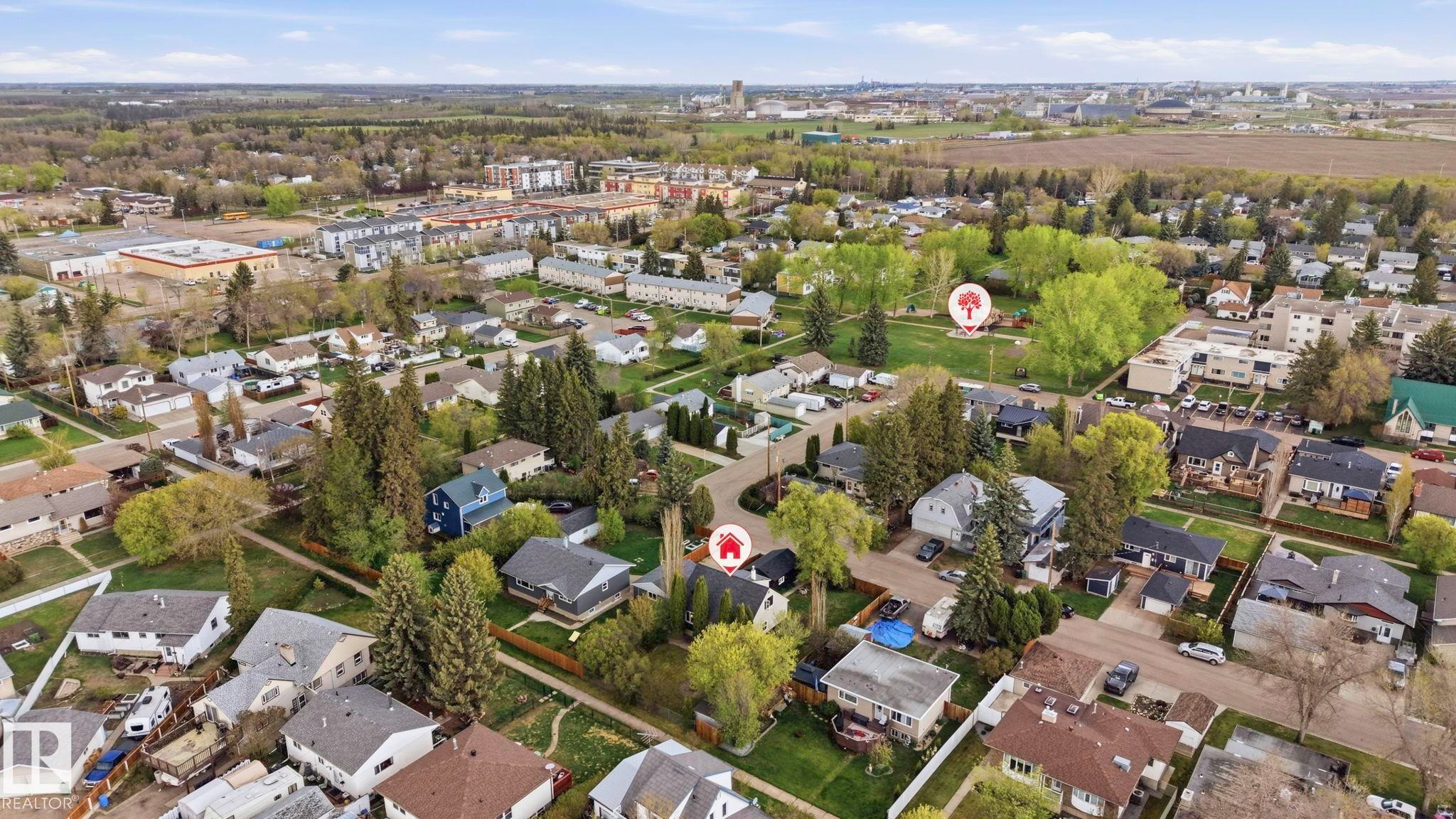 Residential neighborhood featuring mature trees and a mix of single-family homes and multi-unit dwellings - 4 Langley Dr, Fort Saskatchewan, AB - Outdoor With View