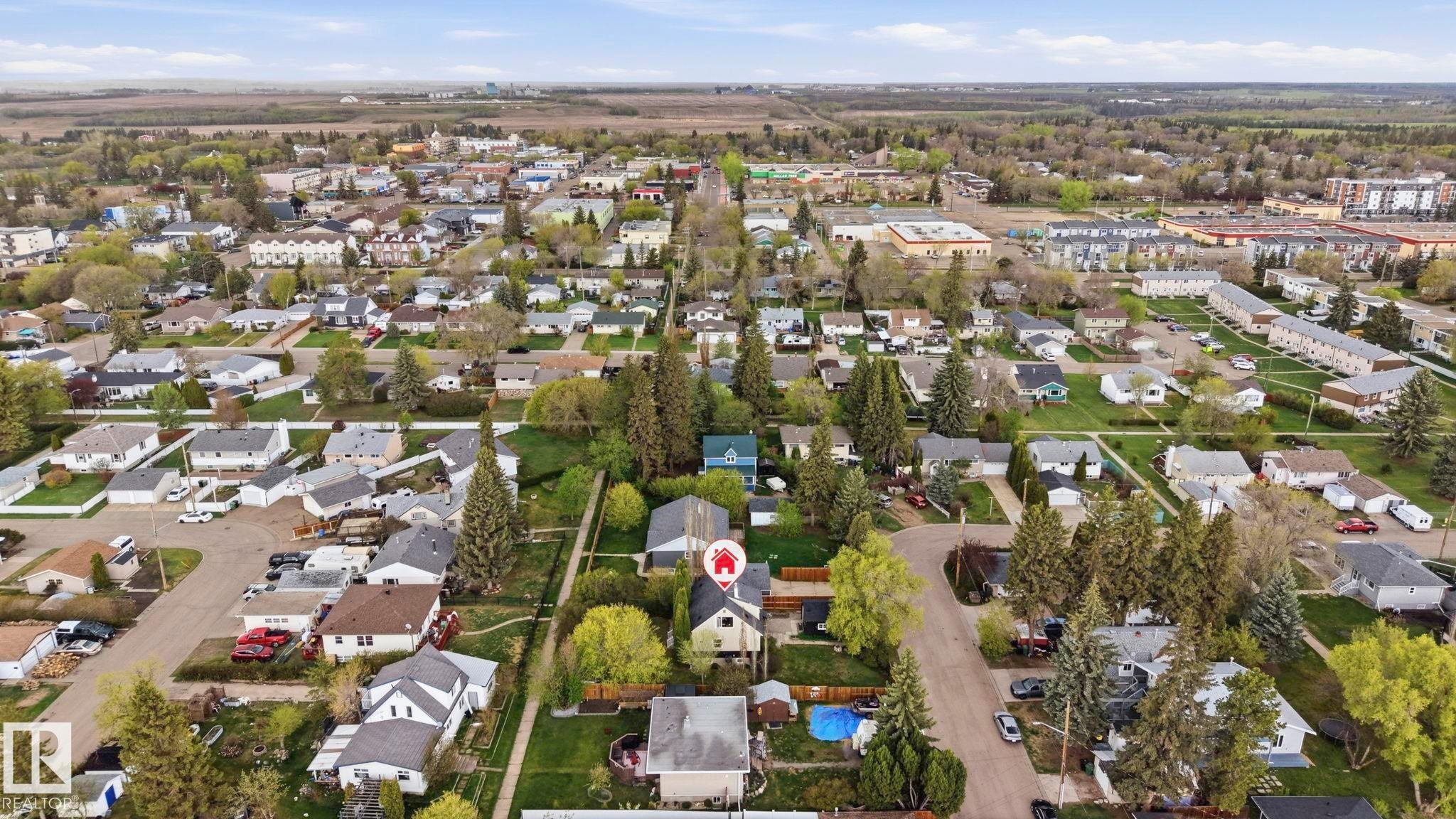 Residential neighborhood featuring single-family homes, mature trees, and paved streets - 4 Langley Dr, Fort Saskatchewan, AB - Outdoor With View