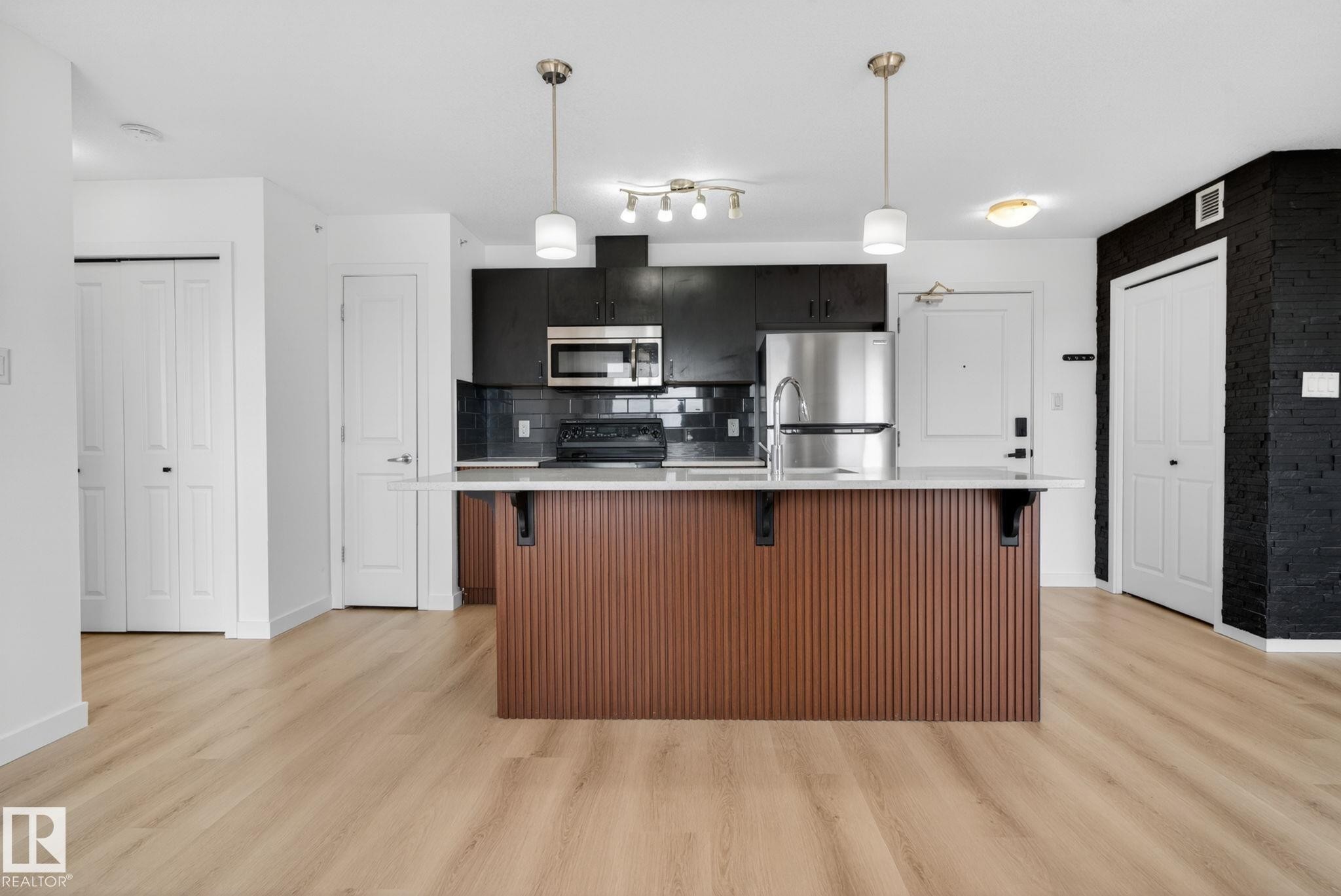 424 504 Albany Way, Edmonton, AB - Indoor Photo Showing Kitchen