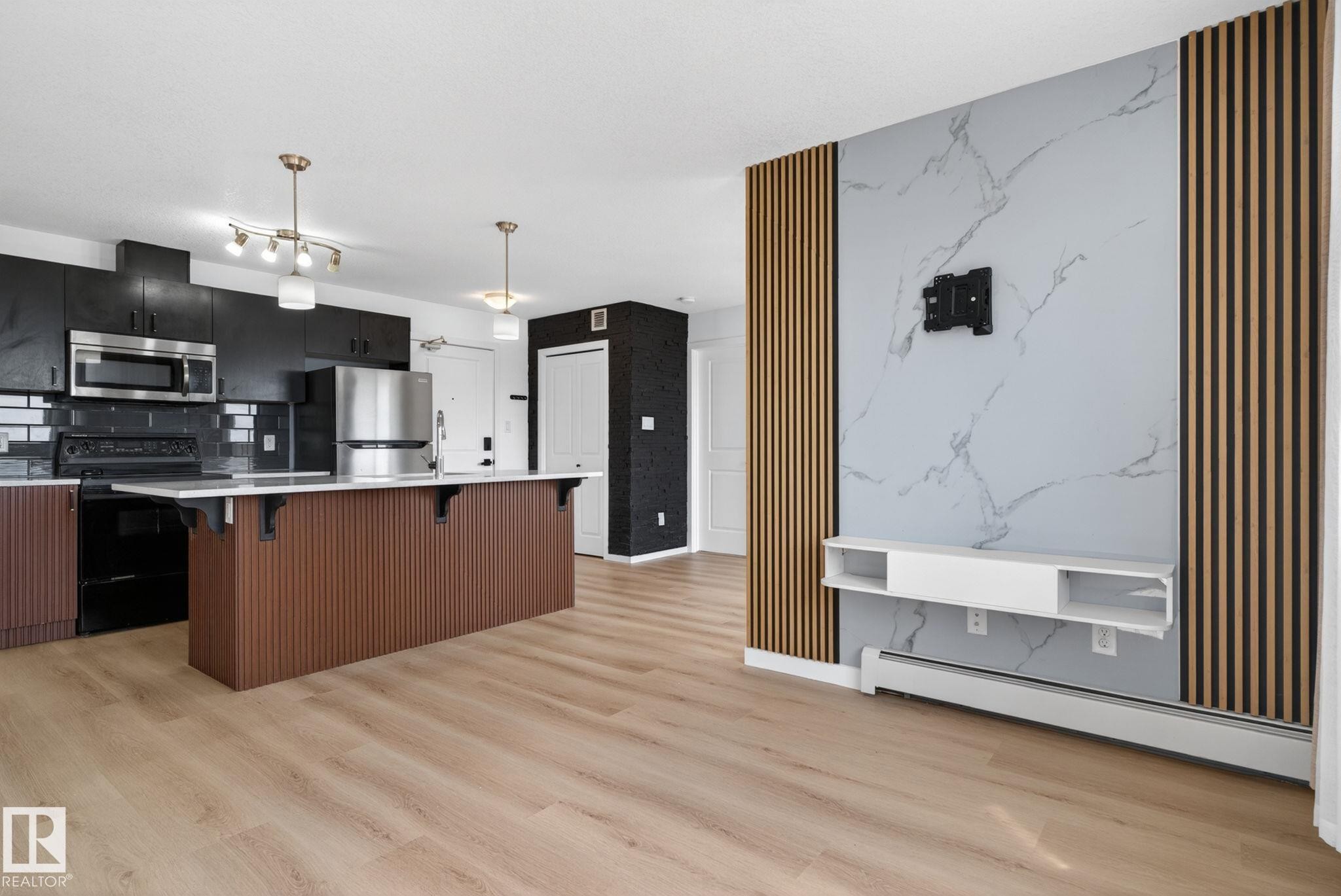424 504 Albany Way, Edmonton, AB - Indoor Photo Showing Kitchen