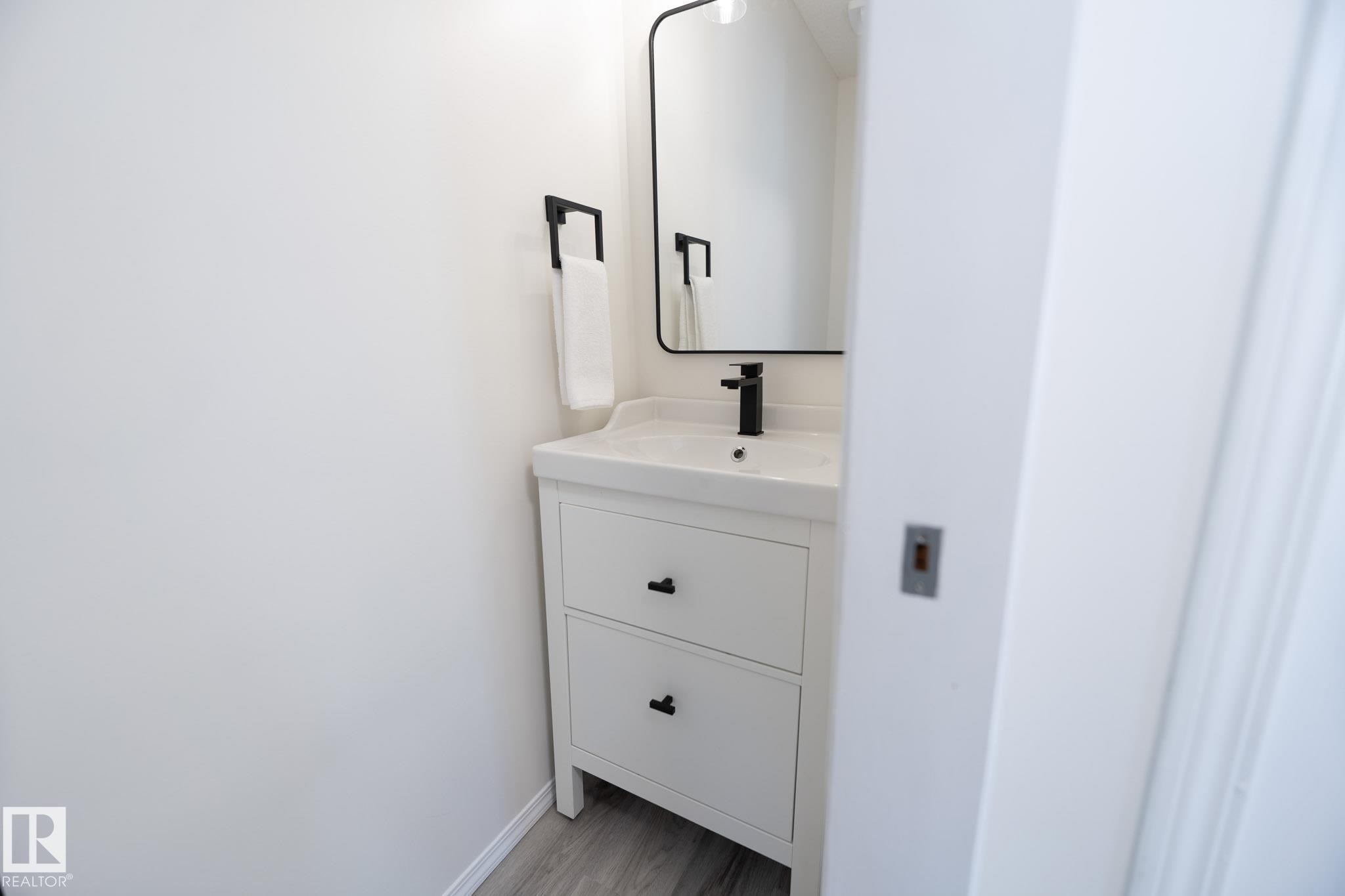 2928 25 Street, Edmonton, AB - Indoor Photo Showing Bathroom