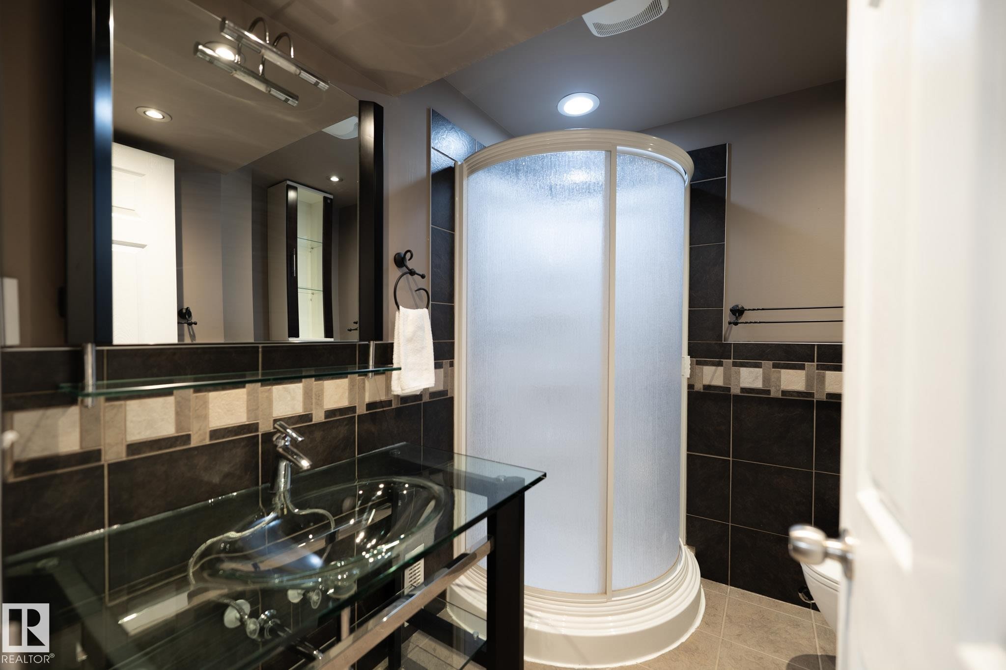 2928 25 Street, Edmonton, AB - Indoor Photo Showing Bathroom