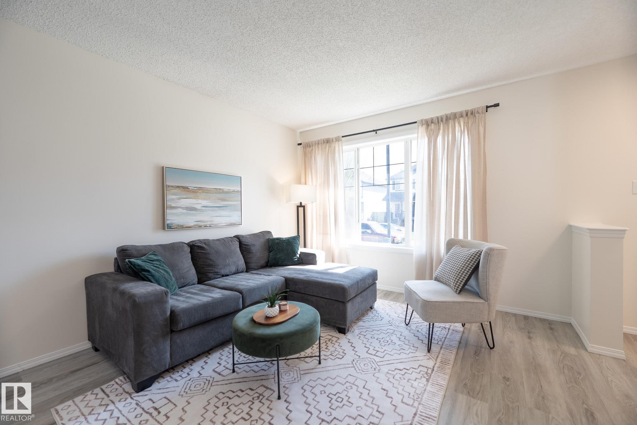 2928 25 Street, Edmonton, AB - Indoor Photo Showing Living Room