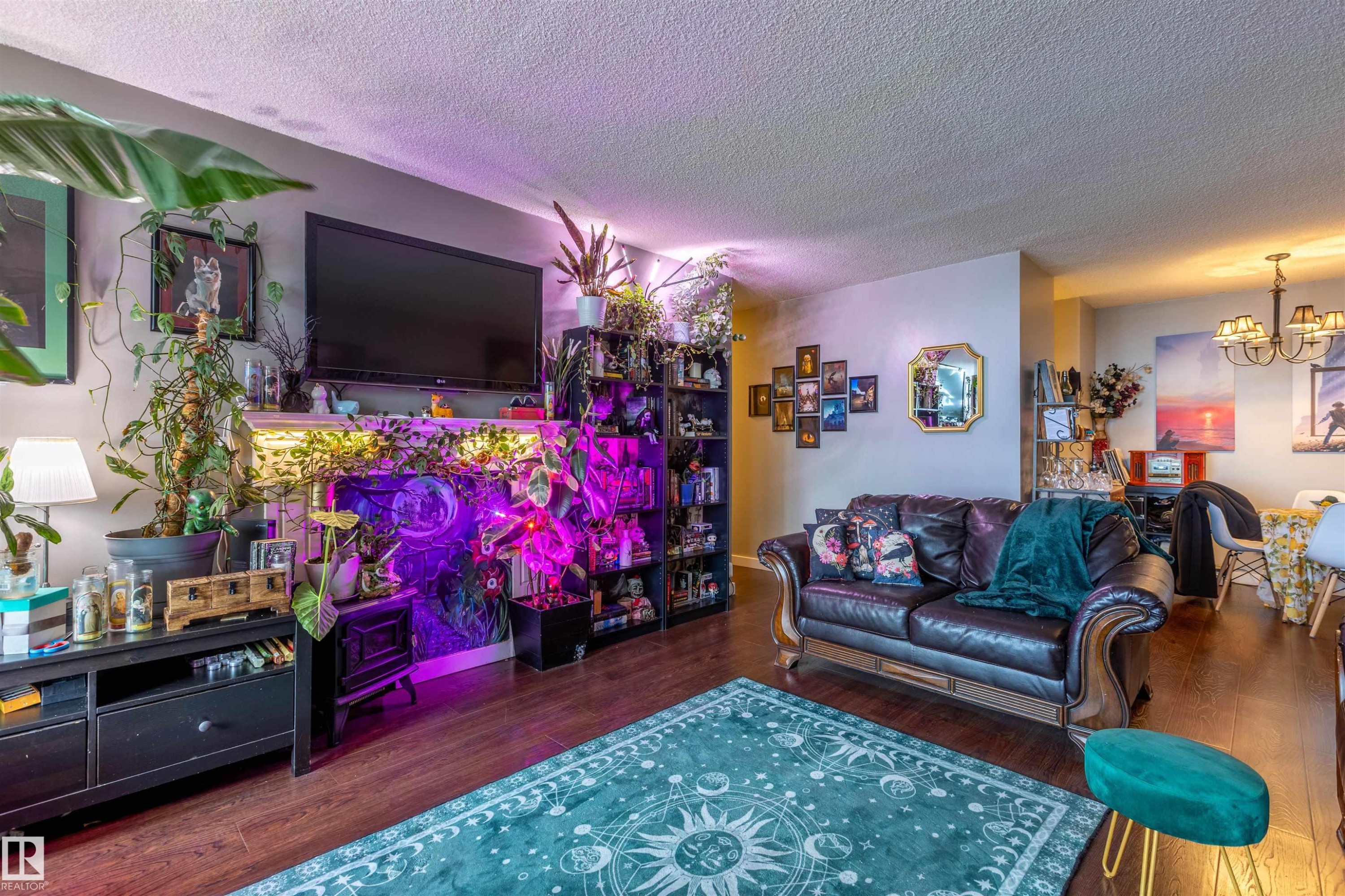708 13910 Stony Plain Road, Edmonton, AB - Indoor Photo Showing Living Room