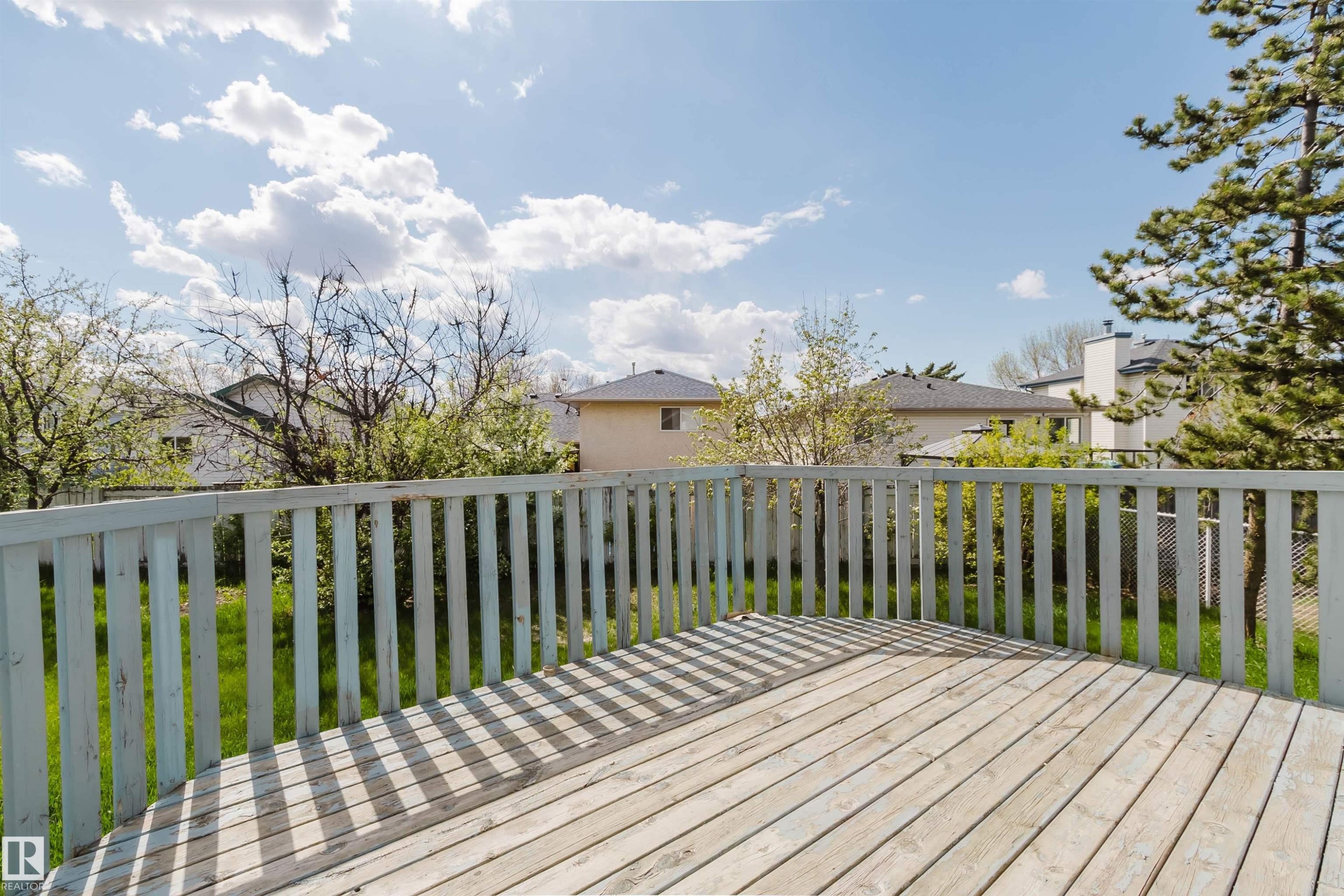 Spacious outdoor deck with light wood-finish decking and a matching railing - 13755 131B Avenue, Edmonton, AB - Outdoor With Deck Patio Veranda