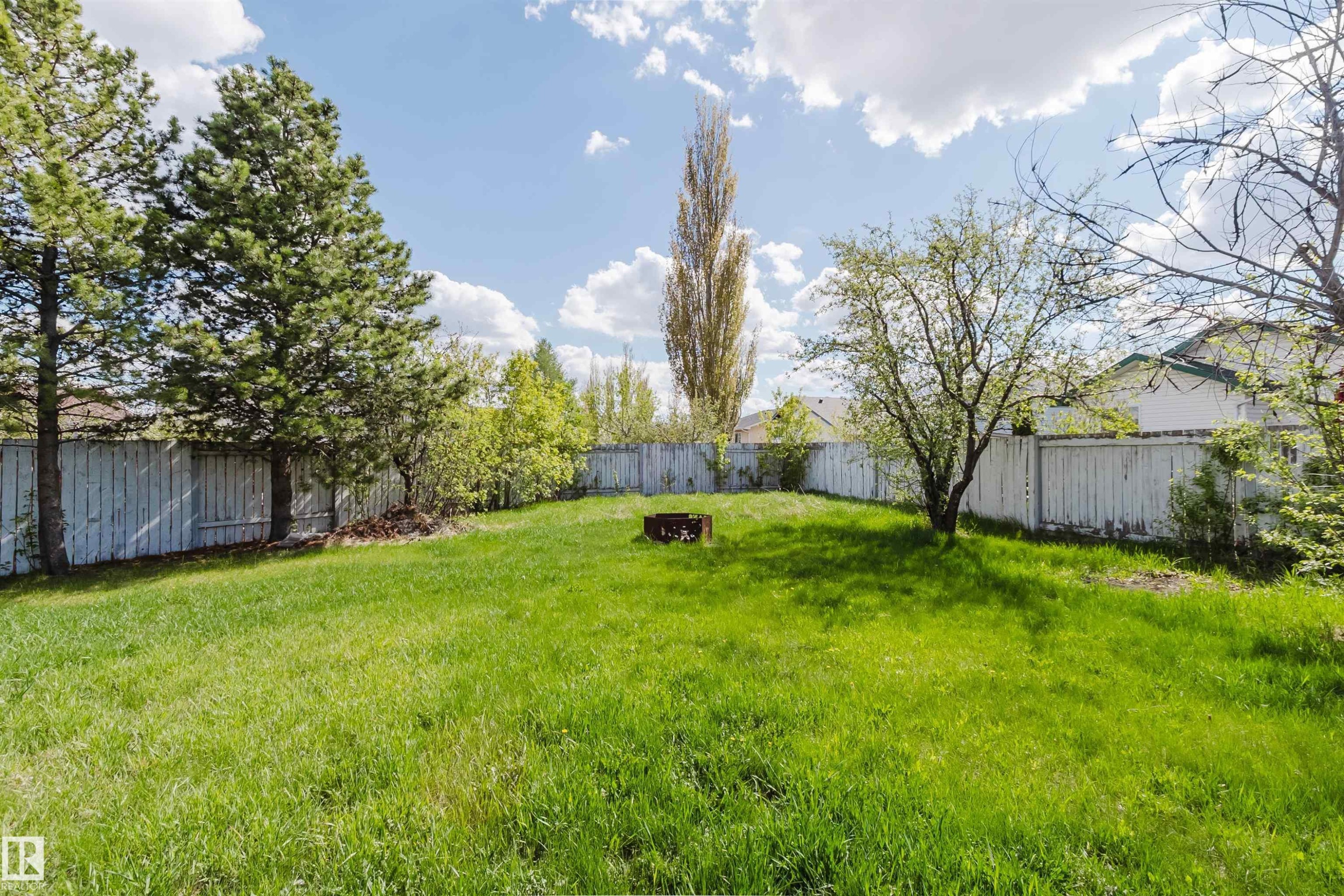 Expansive green lawn with a perimeter fence - 13755 131B Avenue, Edmonton, AB - Outdoor With Backyard