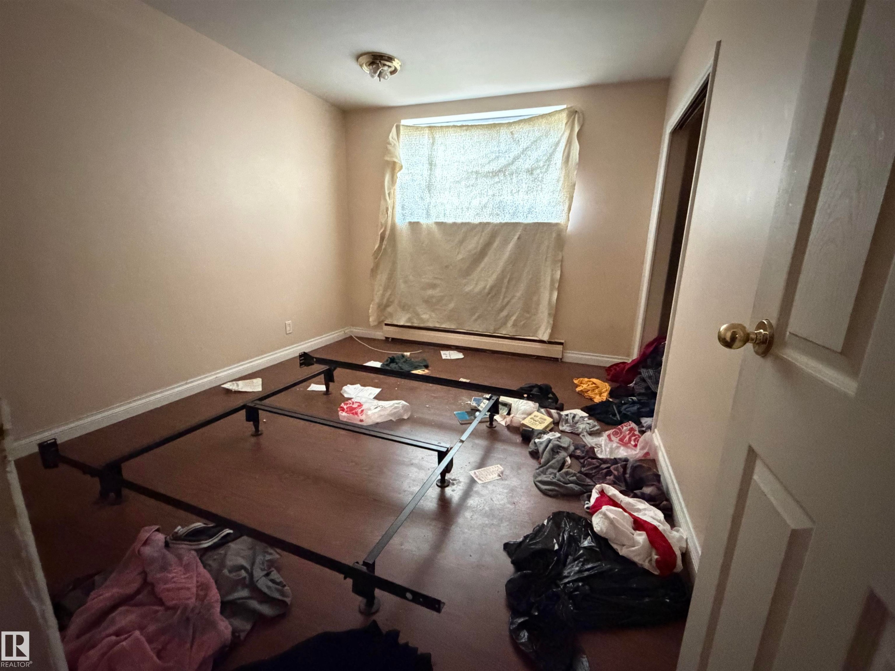 Room featuring neutral-toned walls, wood-finish flooring, and a single window - 17 6215 98 Avenue, Edmonton, AB - Indoor Photo Showing Other Room