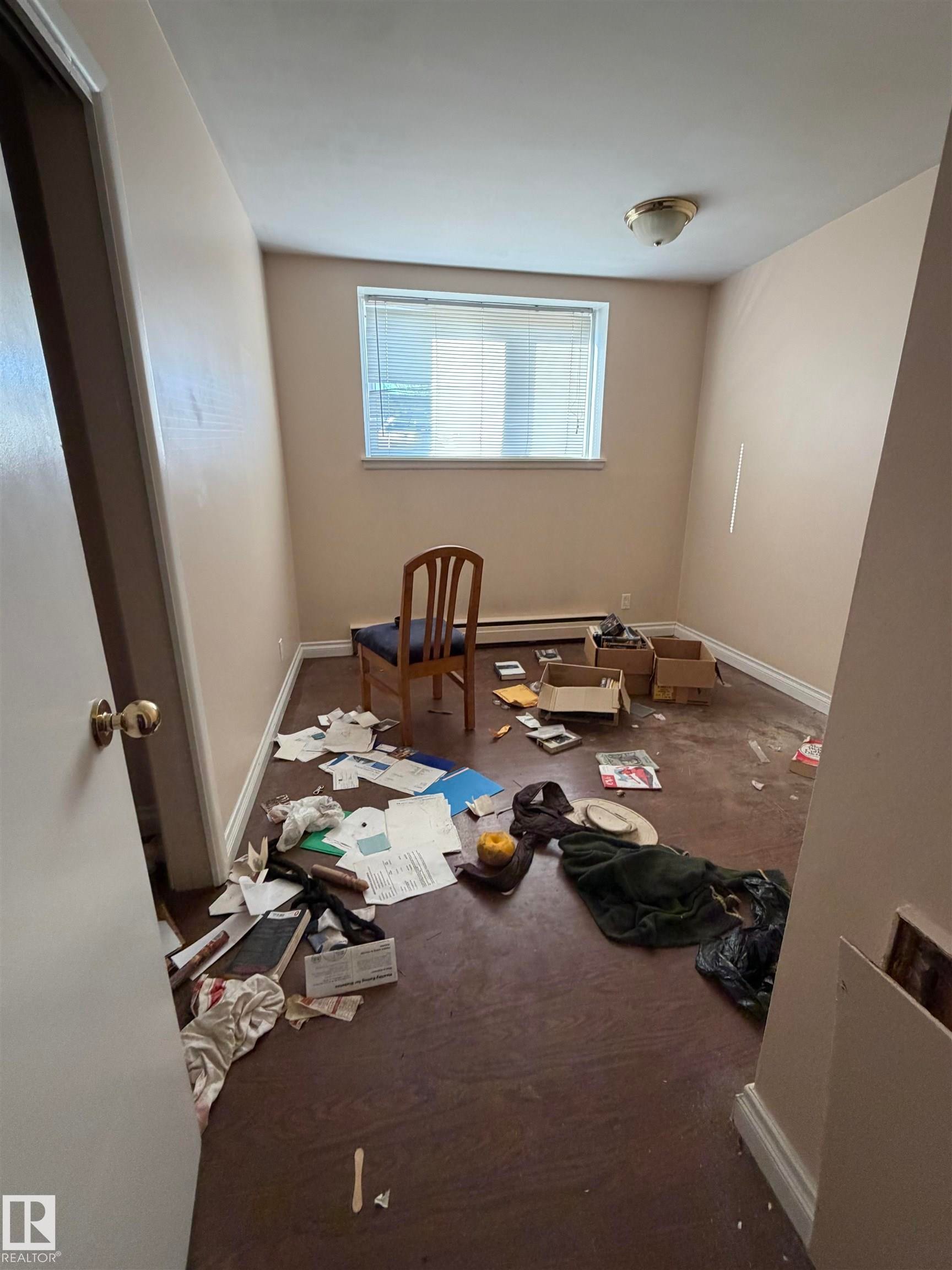 Image quality insufficient for description - 17 6215 98 Avenue, Edmonton, AB - Indoor Photo Showing Other Room