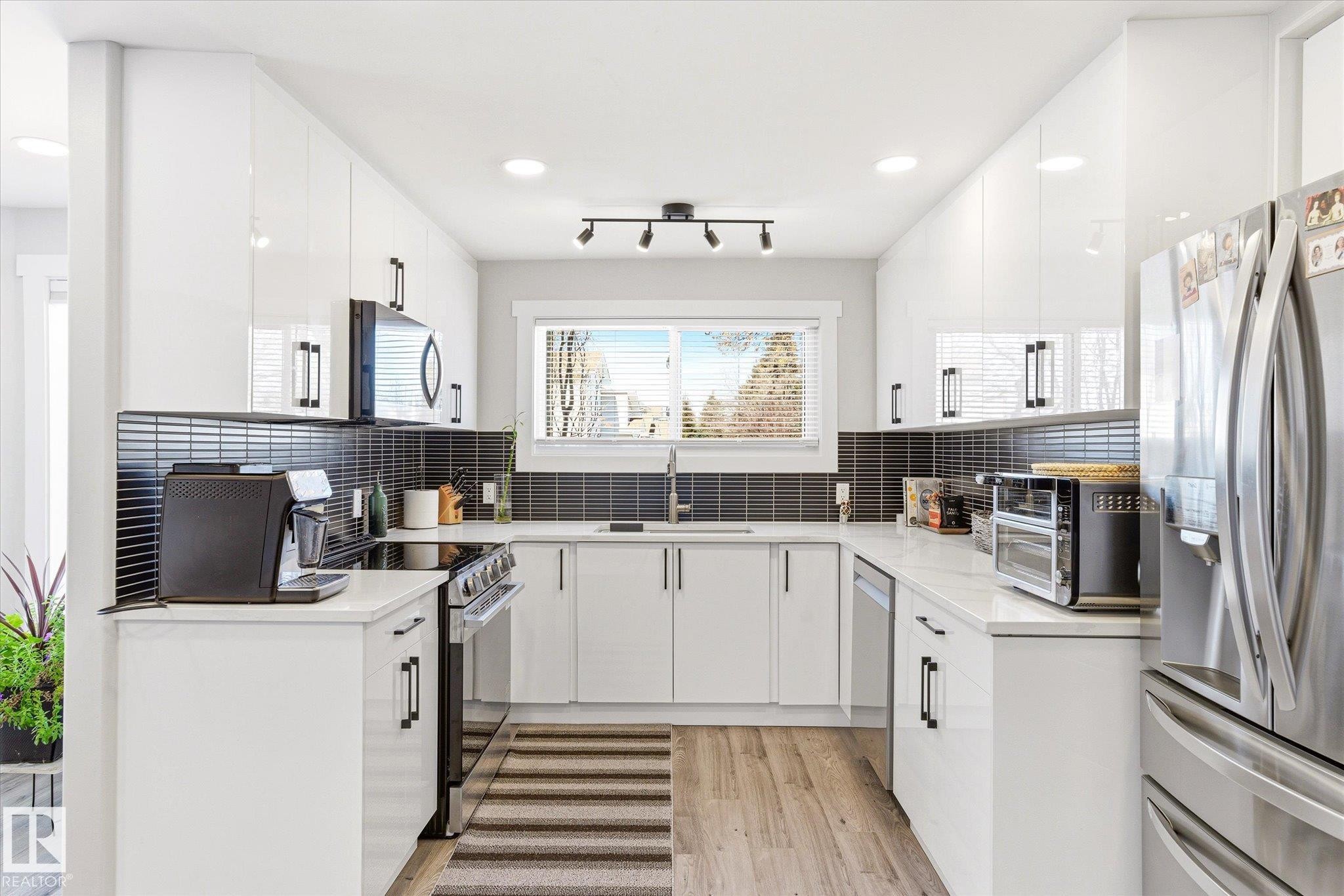 67 Arlington Drive, St. Albert, AB - Indoor Photo Showing Kitchen With Upgraded Kitchen