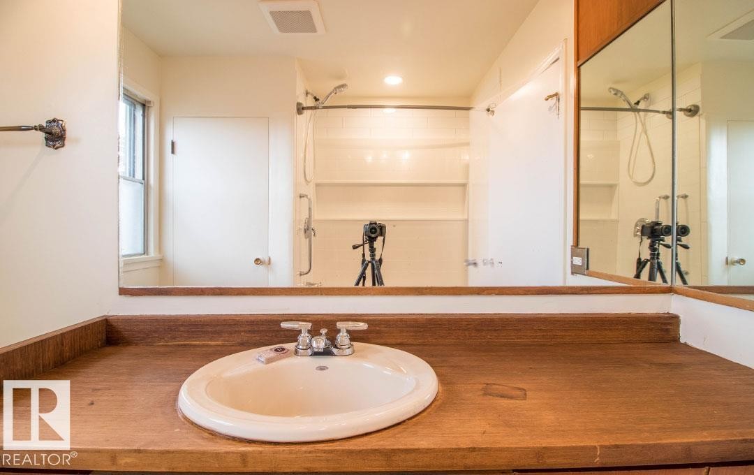 10328 42 Street, Edmonton, AB - Indoor Photo Showing Bathroom
