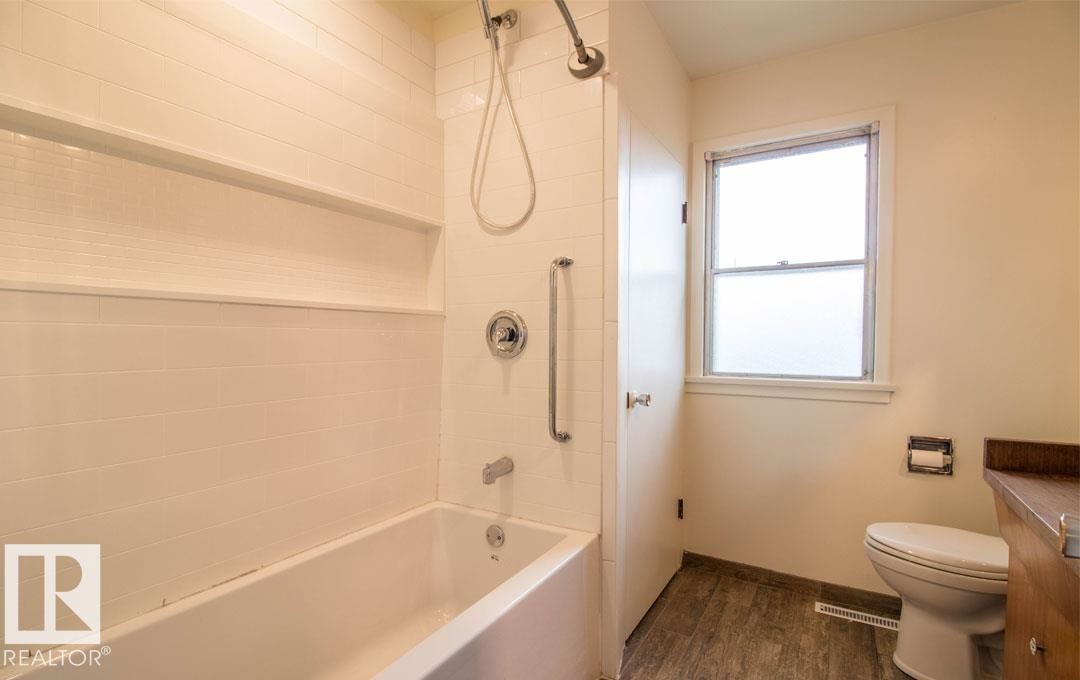10328 42 Street, Edmonton, AB - Indoor Photo Showing Bathroom