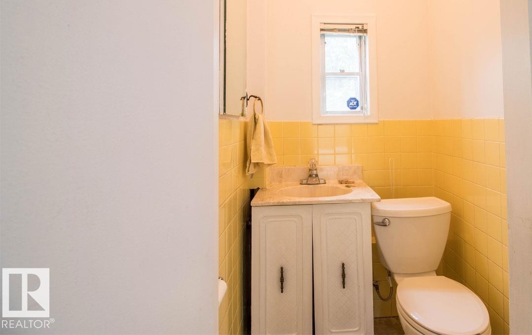 10328 42 Street, Edmonton, AB - Indoor Photo Showing Bathroom