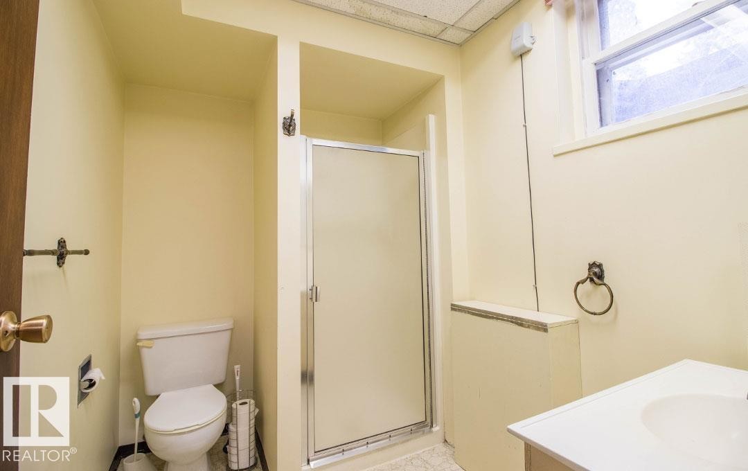 10328 42 Street, Edmonton, AB - Indoor Photo Showing Bathroom