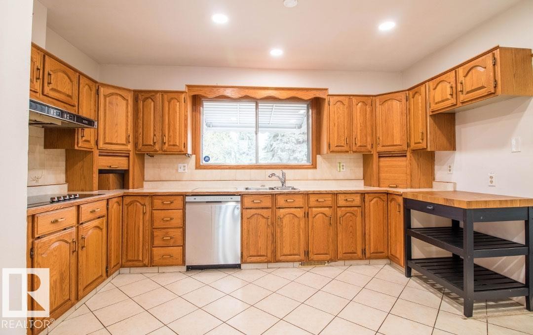 10328 42 Street, Edmonton, AB - Indoor Photo Showing Kitchen