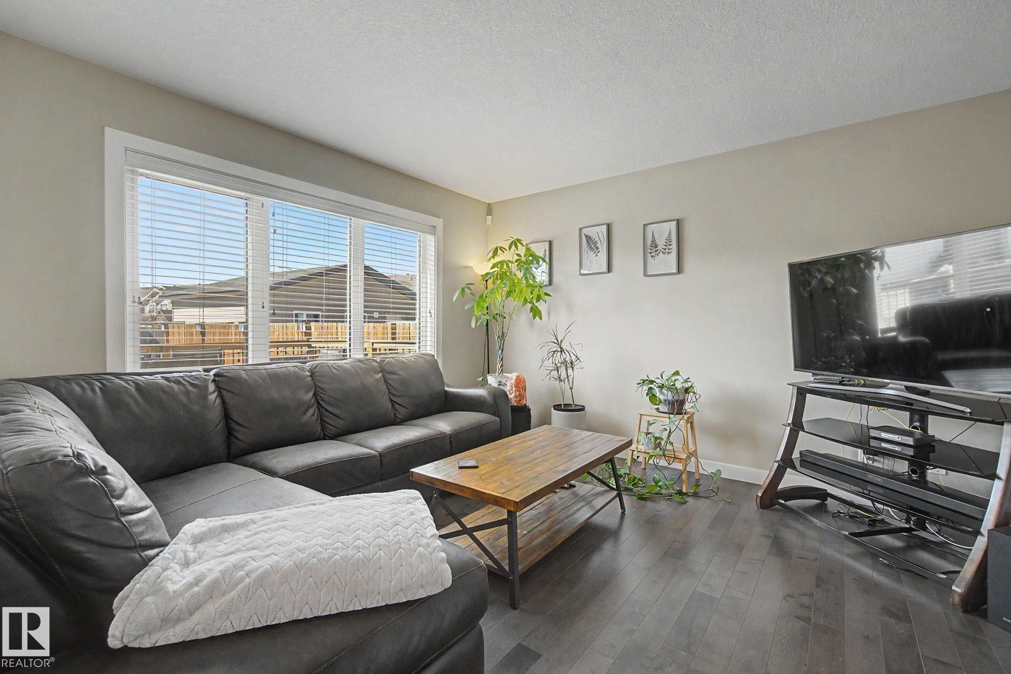 4207 Prowse Way, Edmonton, AB - Indoor Photo Showing Living Room