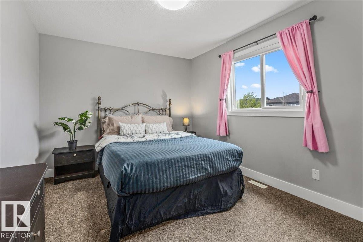 Carpeted room featuring a single window, white baseboards, and neutral wall paint - 219 Cranberry Bend, Fort Saskatchewan, AB - Indoor Photo Showing Bedroom