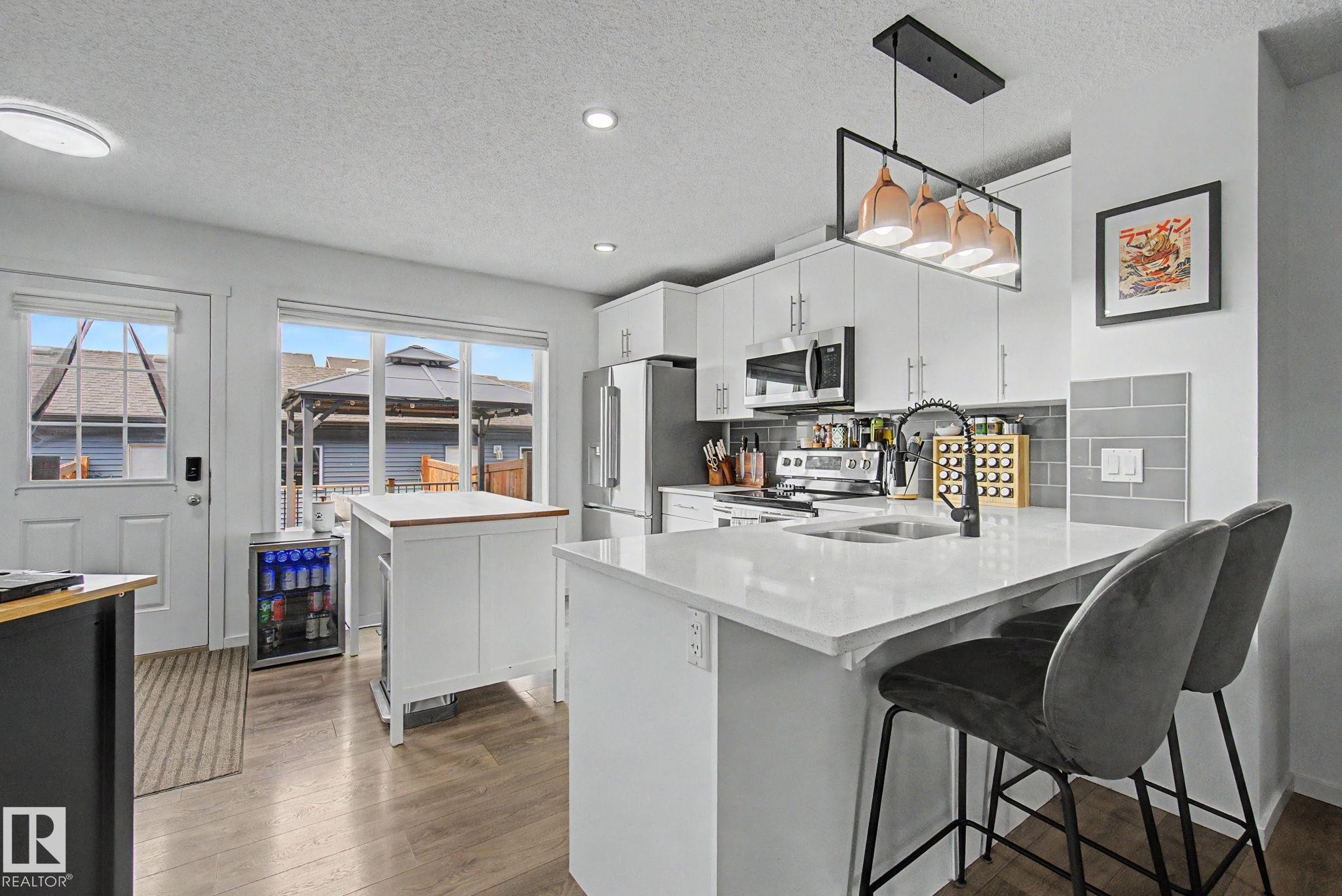385 Orchards Boulevard, Edmonton, AB - Indoor Photo Showing Kitchen With Upgraded Kitchen