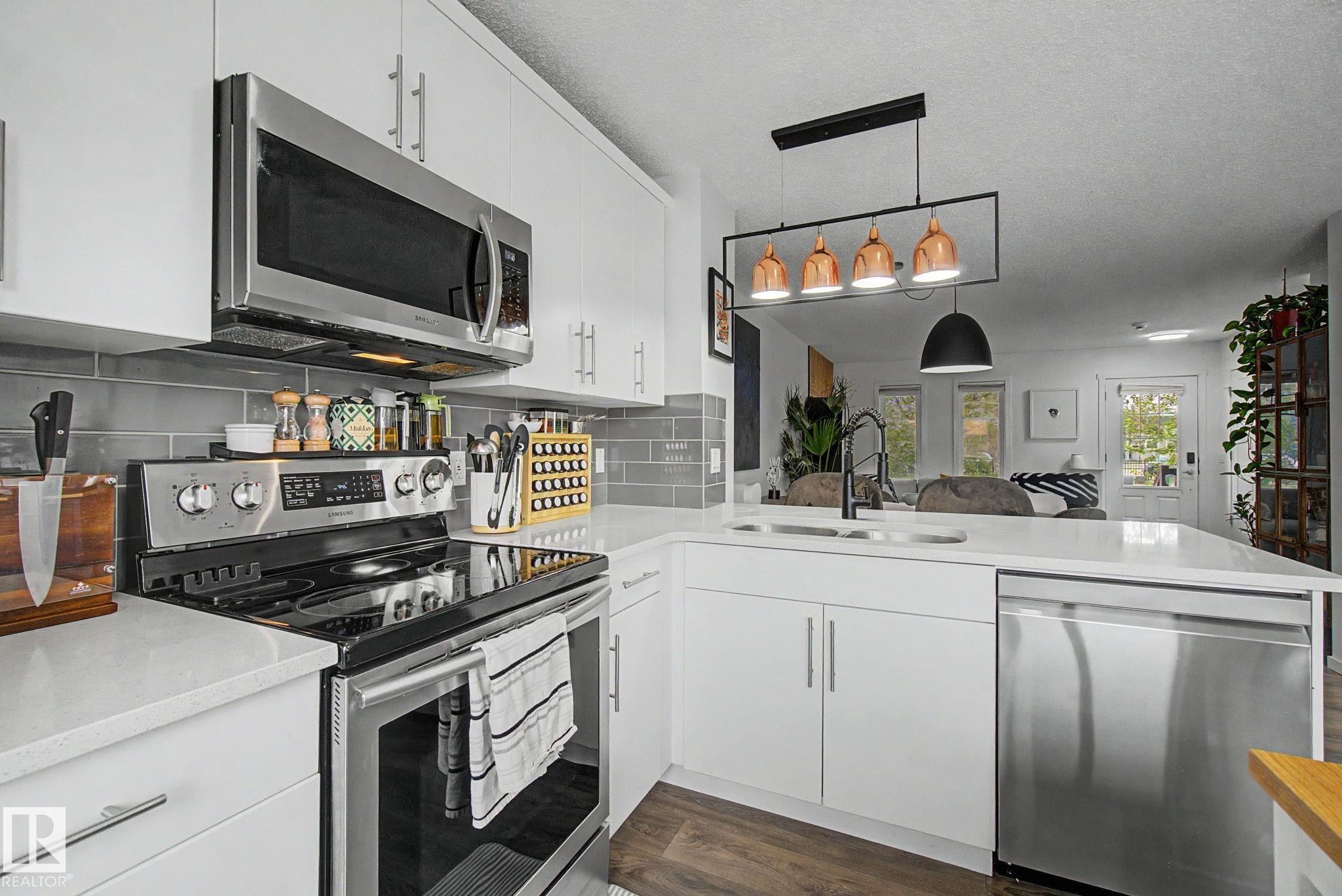 385 Orchards Boulevard, Edmonton, AB - Indoor Photo Showing Kitchen
