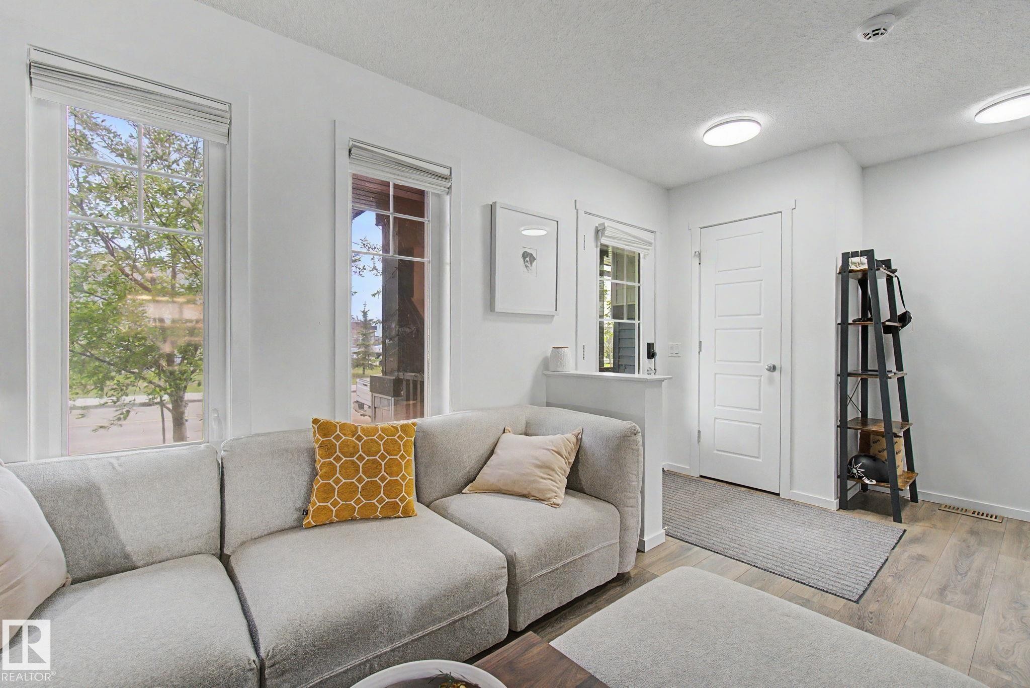 385 Orchards Boulevard, Edmonton, AB - Indoor Photo Showing Living Room