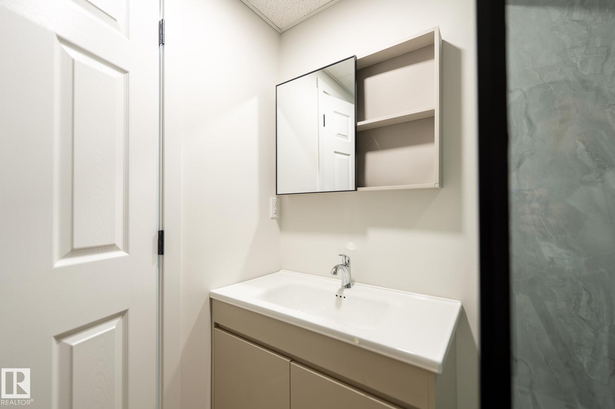 30 Amberly Court, Edmonton, AB - Indoor Photo Showing Bathroom