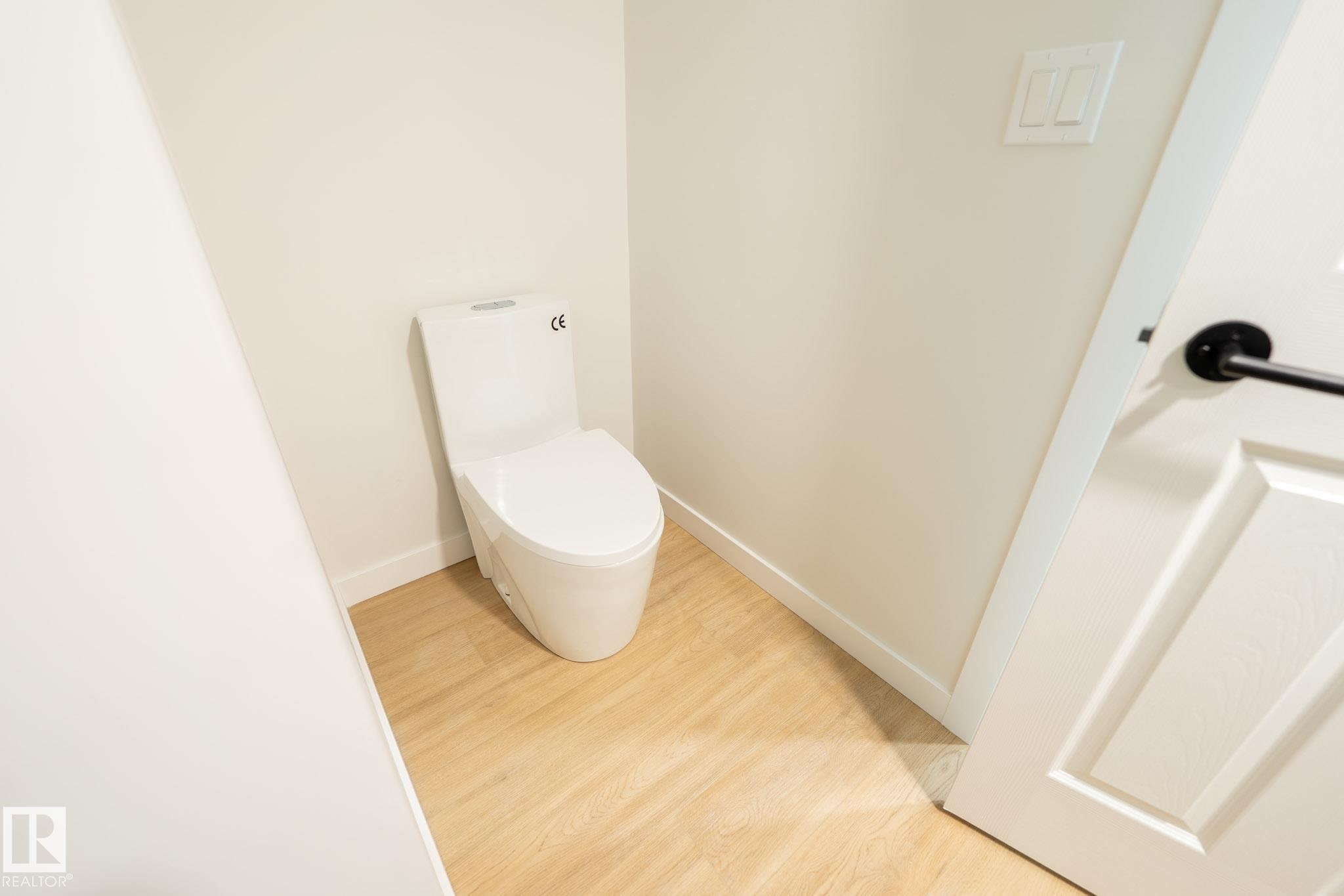 30 Amberly Court, Edmonton, AB - Indoor Photo Showing Bathroom