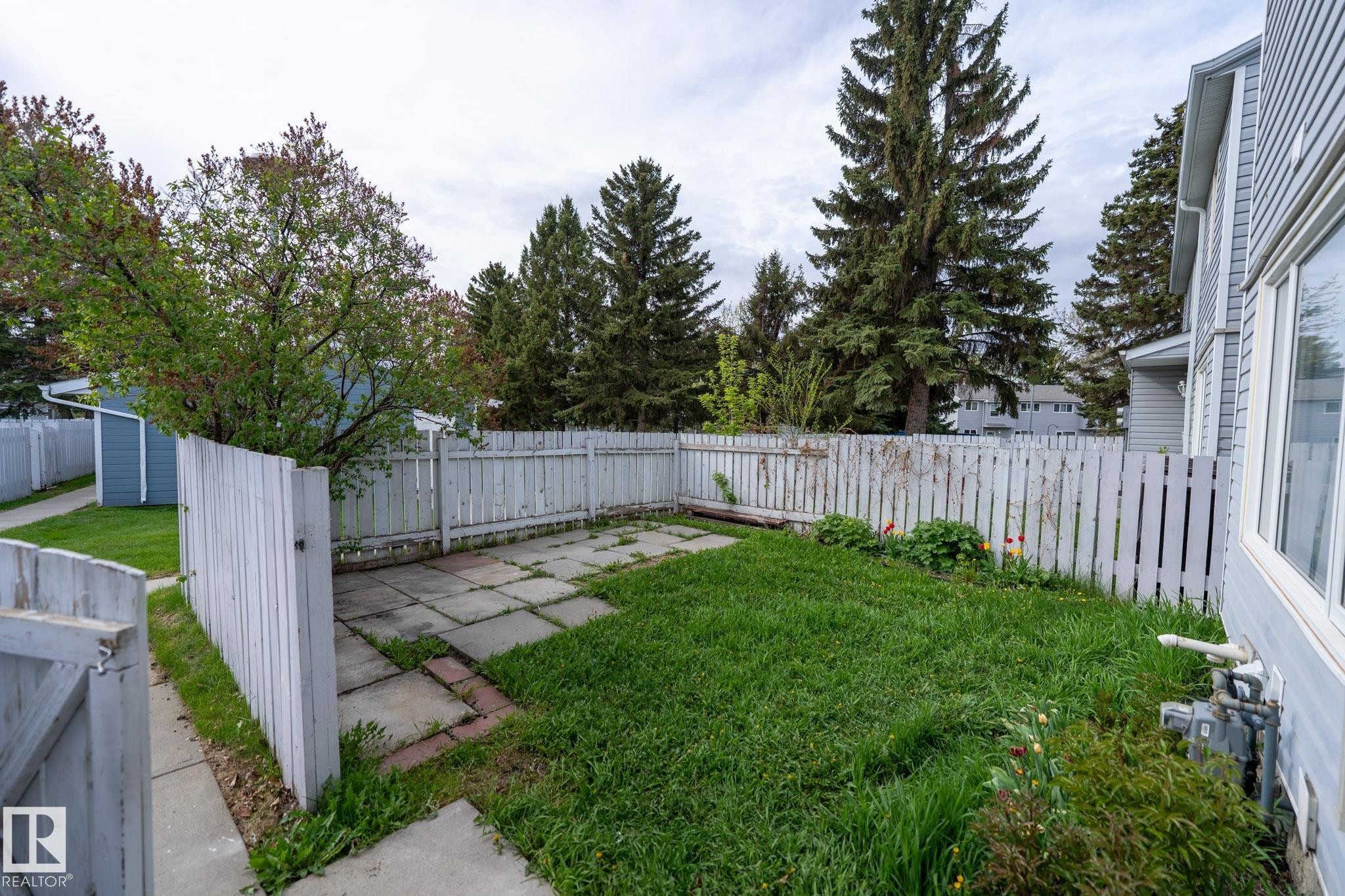 30 Amberly Court, Edmonton, AB - Outdoor With Backyard