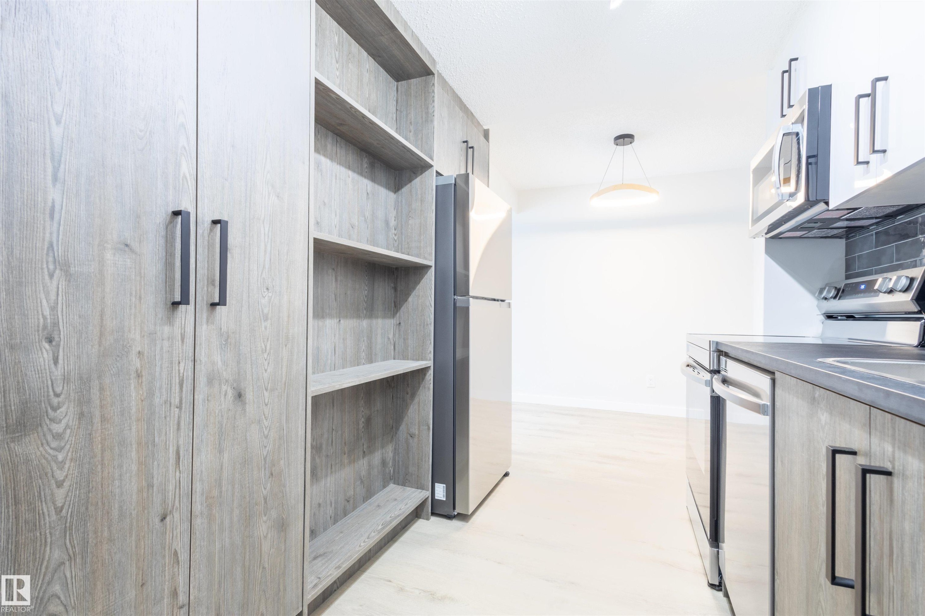 30 Amberly Court, Edmonton, AB - Indoor Photo Showing Kitchen