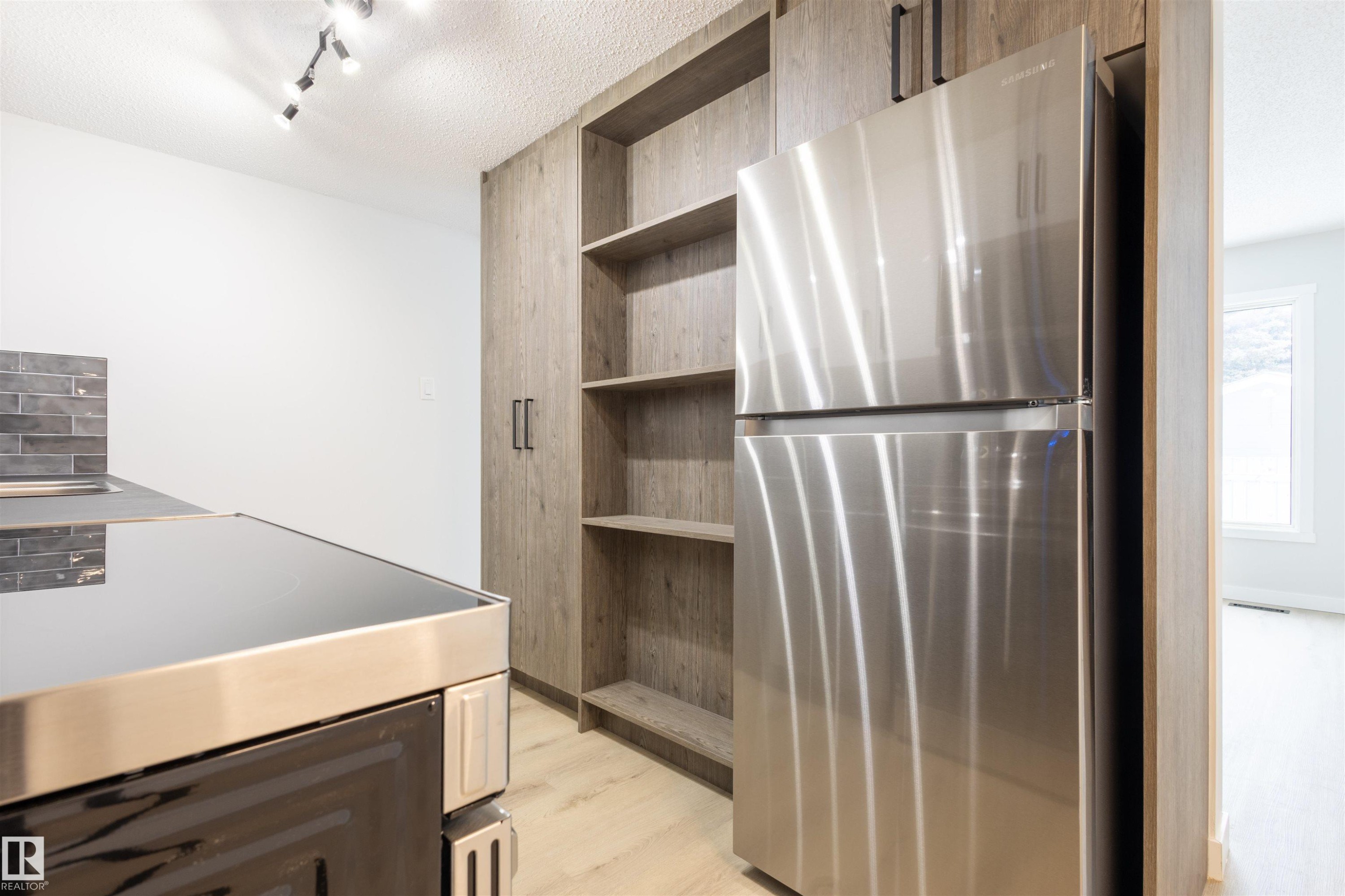 30 Amberly Court, Edmonton, AB - Indoor Photo Showing Kitchen
