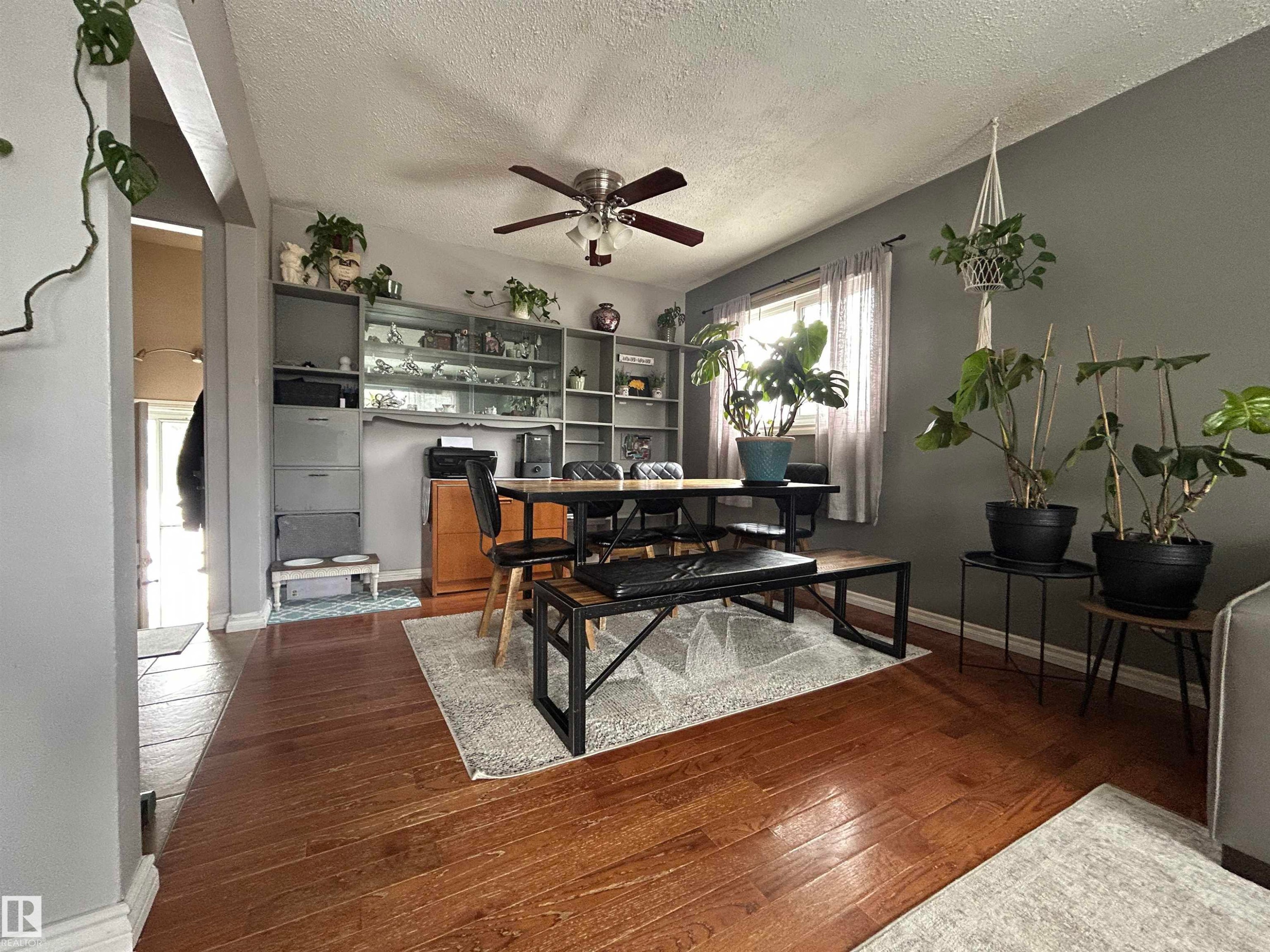 8603 149 Street, Edmonton, AB - Indoor Photo Showing Living Room