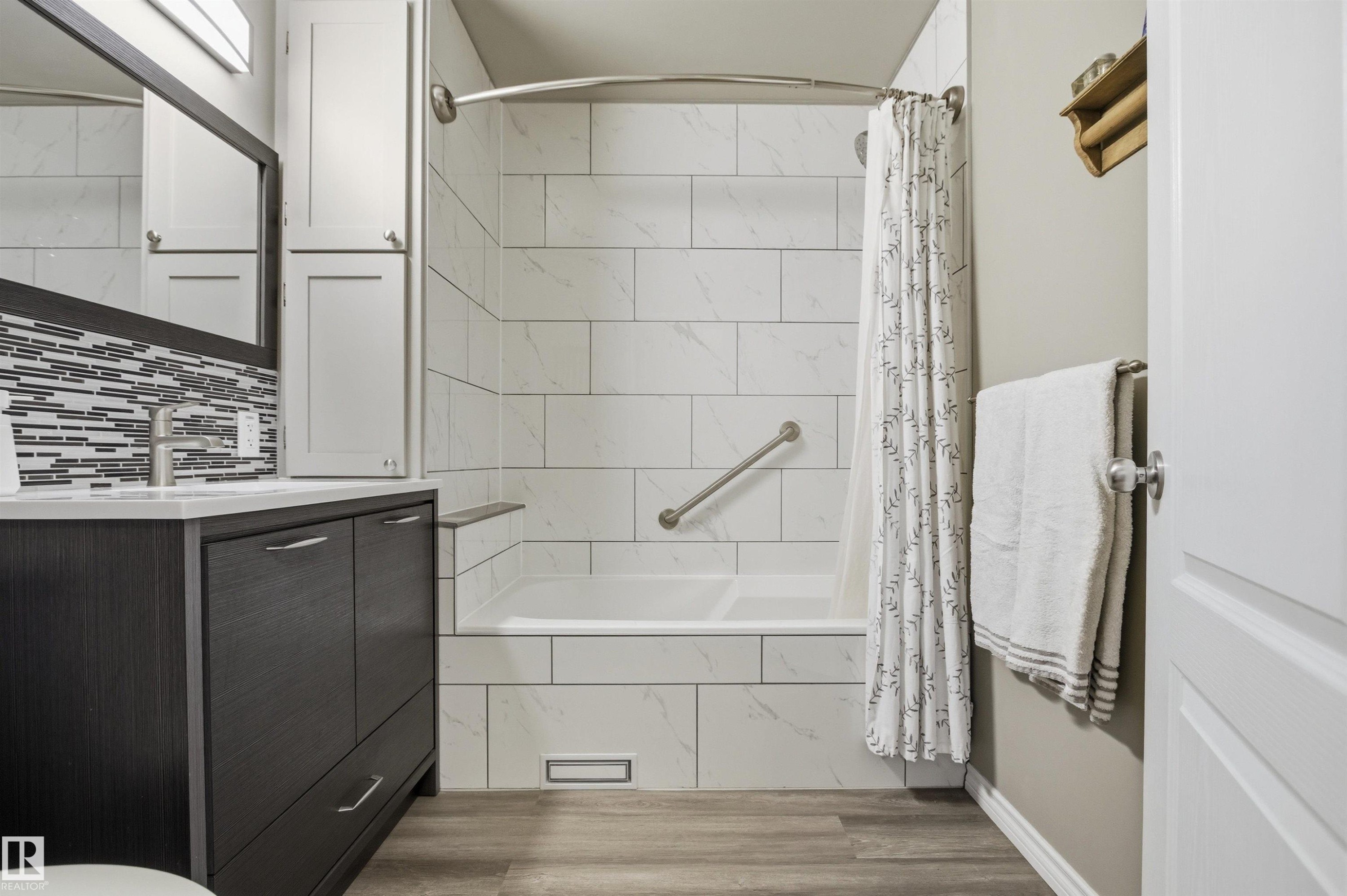 10663 59 Street, Edmonton, AB - Indoor Photo Showing Bathroom