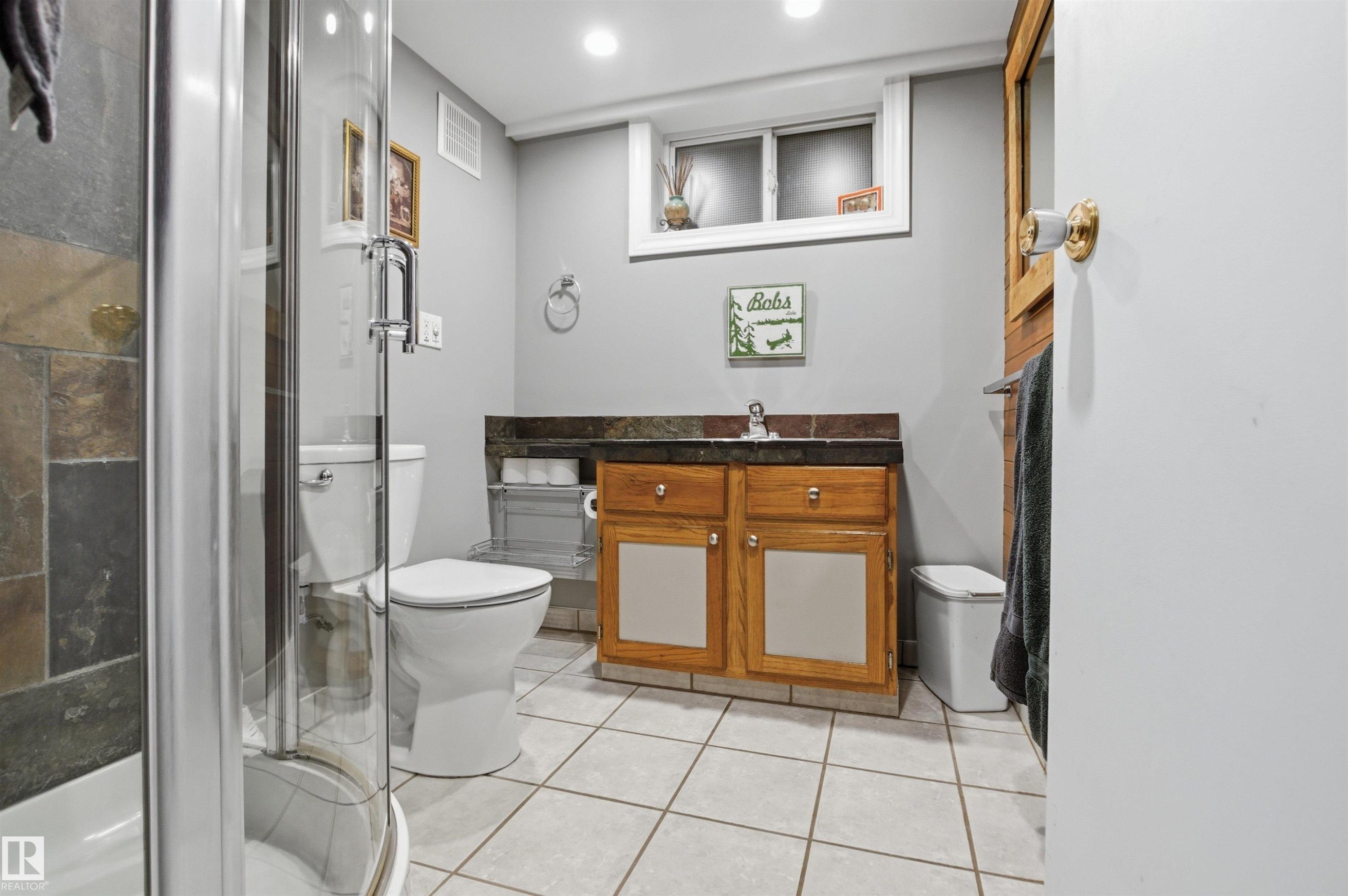 10663 59 Street, Edmonton, AB - Indoor Photo Showing Bathroom