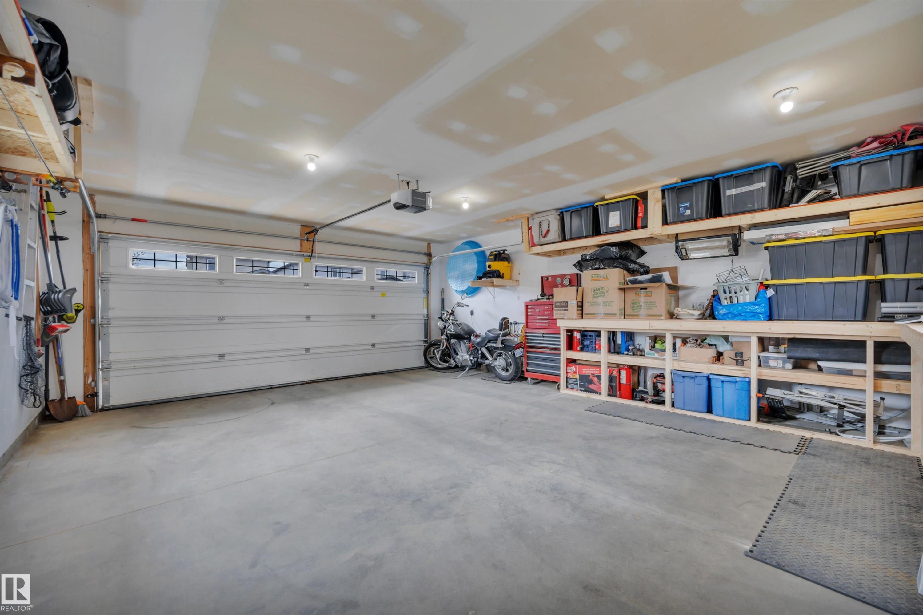 36 Spruce Boulevard, Leduc, AB - Indoor Photo Showing Garage