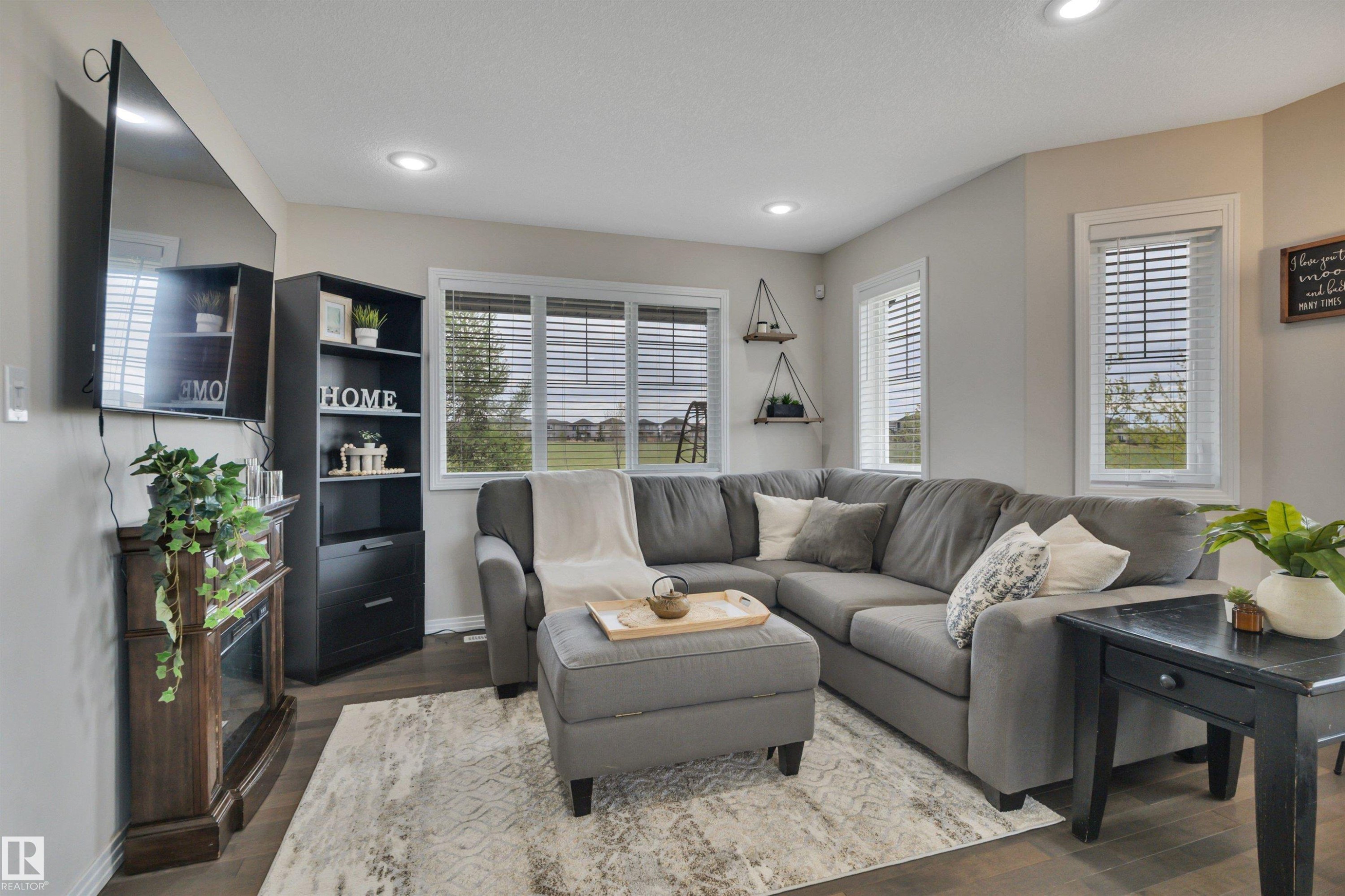 36 Spruce Boulevard, Leduc, AB - Indoor Photo Showing Living Room