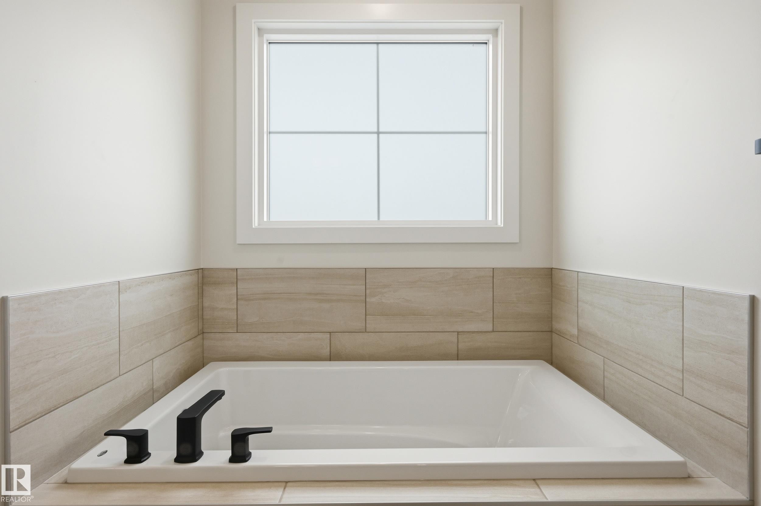 22376 90 Avenue, Edmonton, AB - Indoor Photo Showing Bathroom