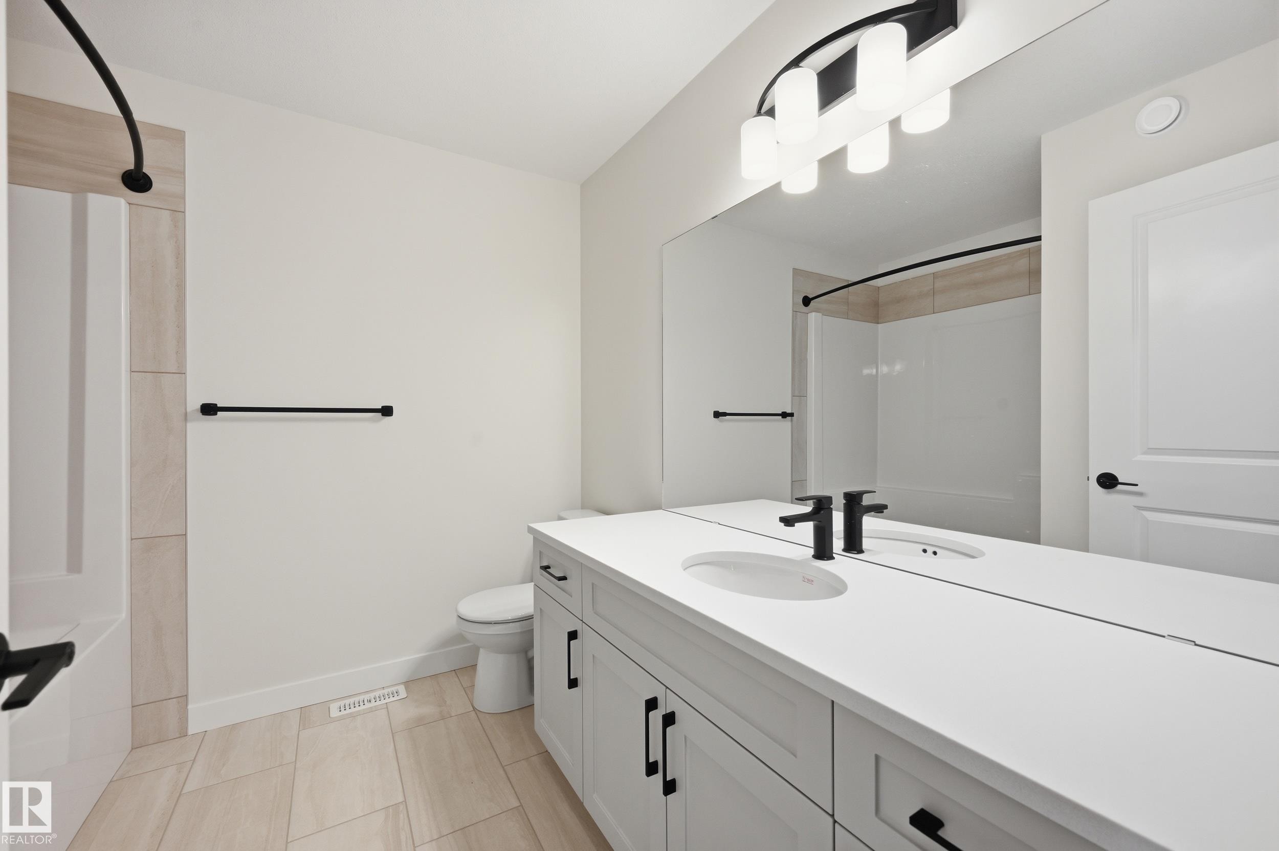 22376 90 Avenue, Edmonton, AB - Indoor Photo Showing Bathroom