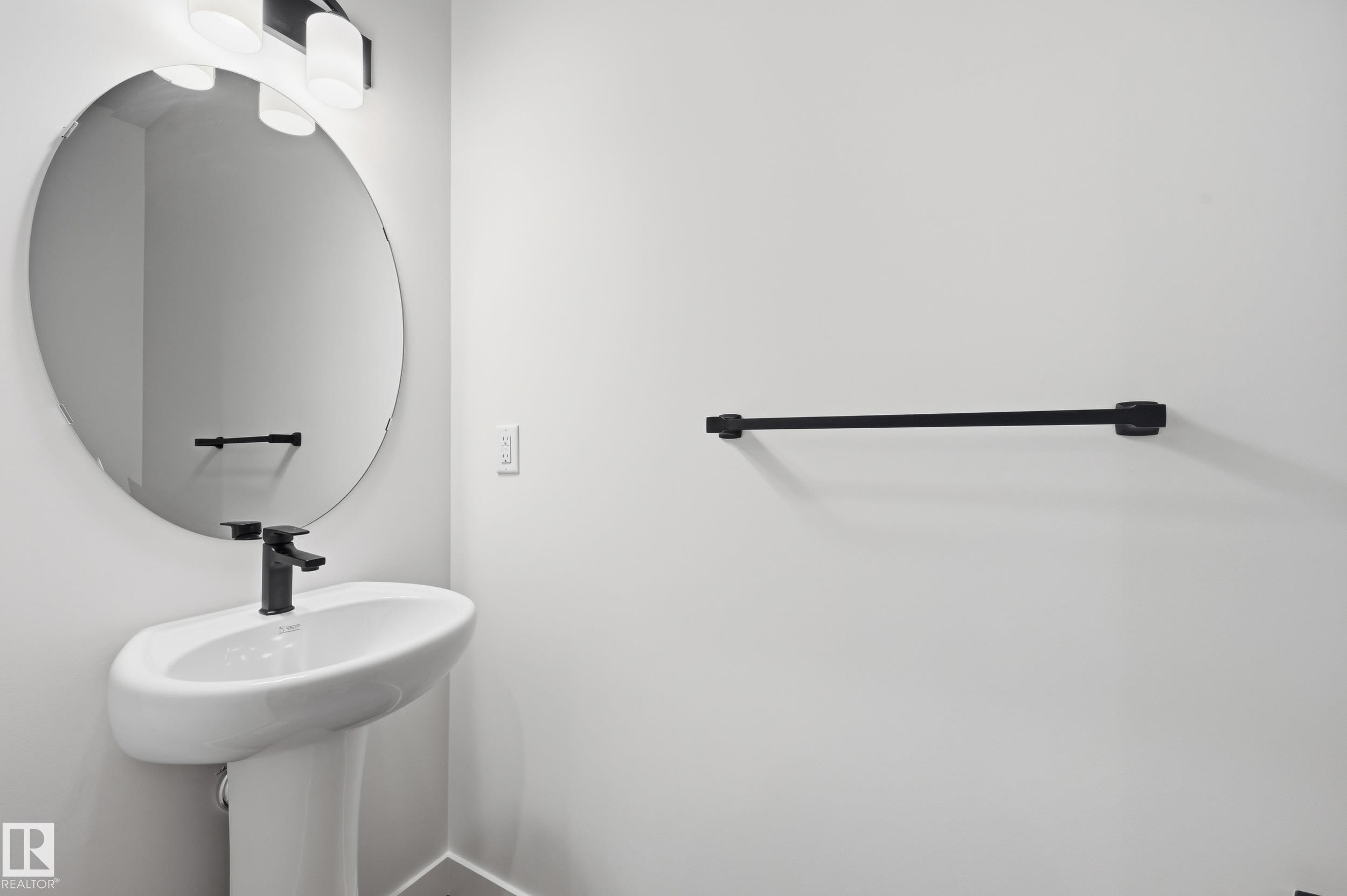 22376 90 Avenue, Edmonton, AB - Indoor Photo Showing Bathroom