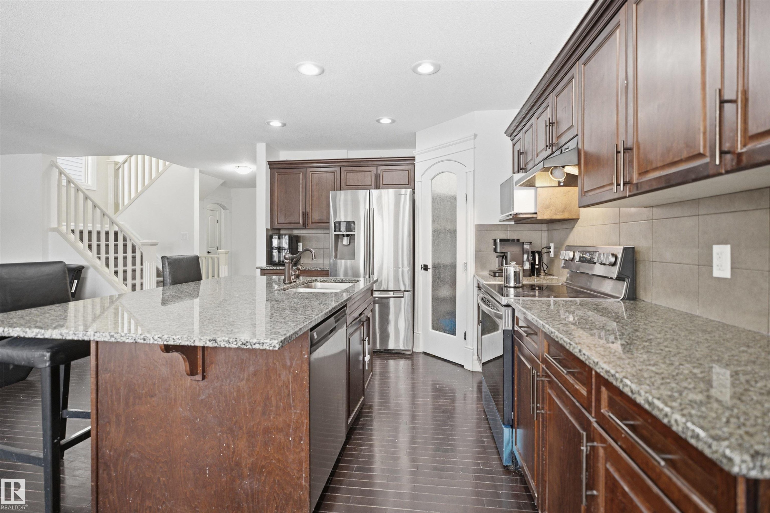 469 Ainslie Crescent Sw, Edmonton, AB - Indoor Photo Showing Kitchen With Upgraded Kitchen