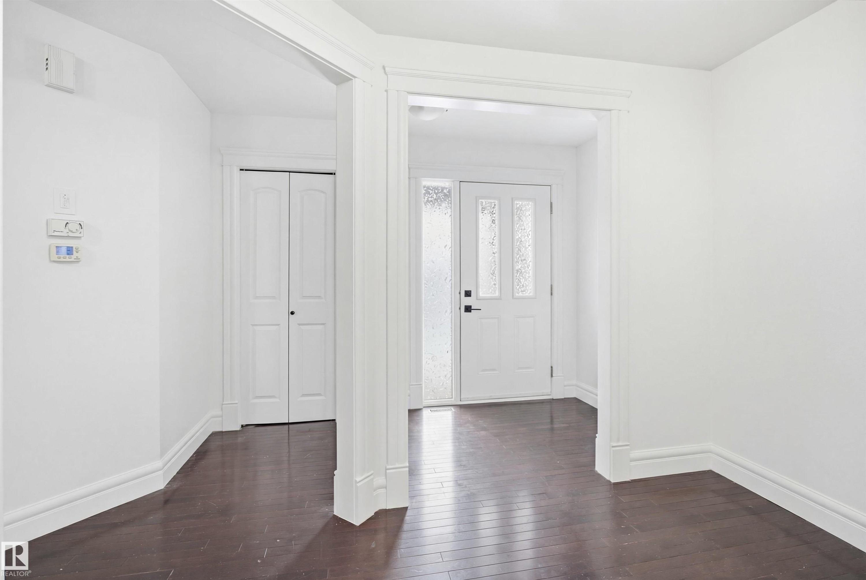 469 Ainslie Crescent Sw, Edmonton, AB - Indoor Photo Showing Other Room