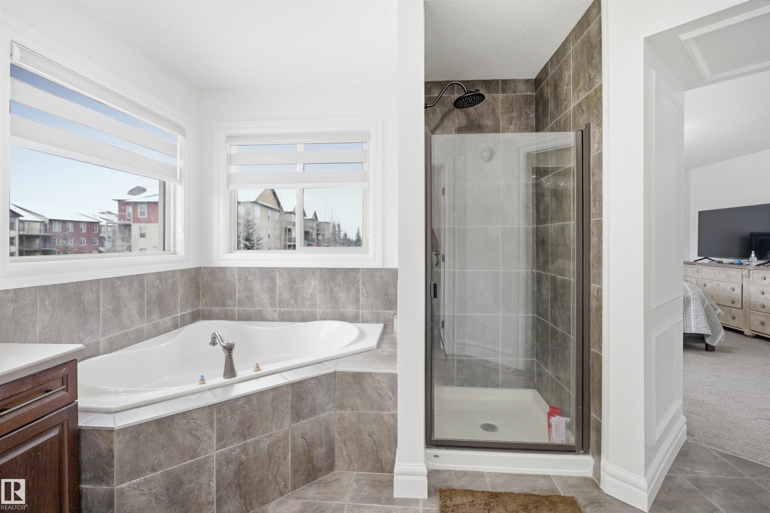 469 Ainslie Crescent Sw, Edmonton, AB - Indoor Photo Showing Bathroom