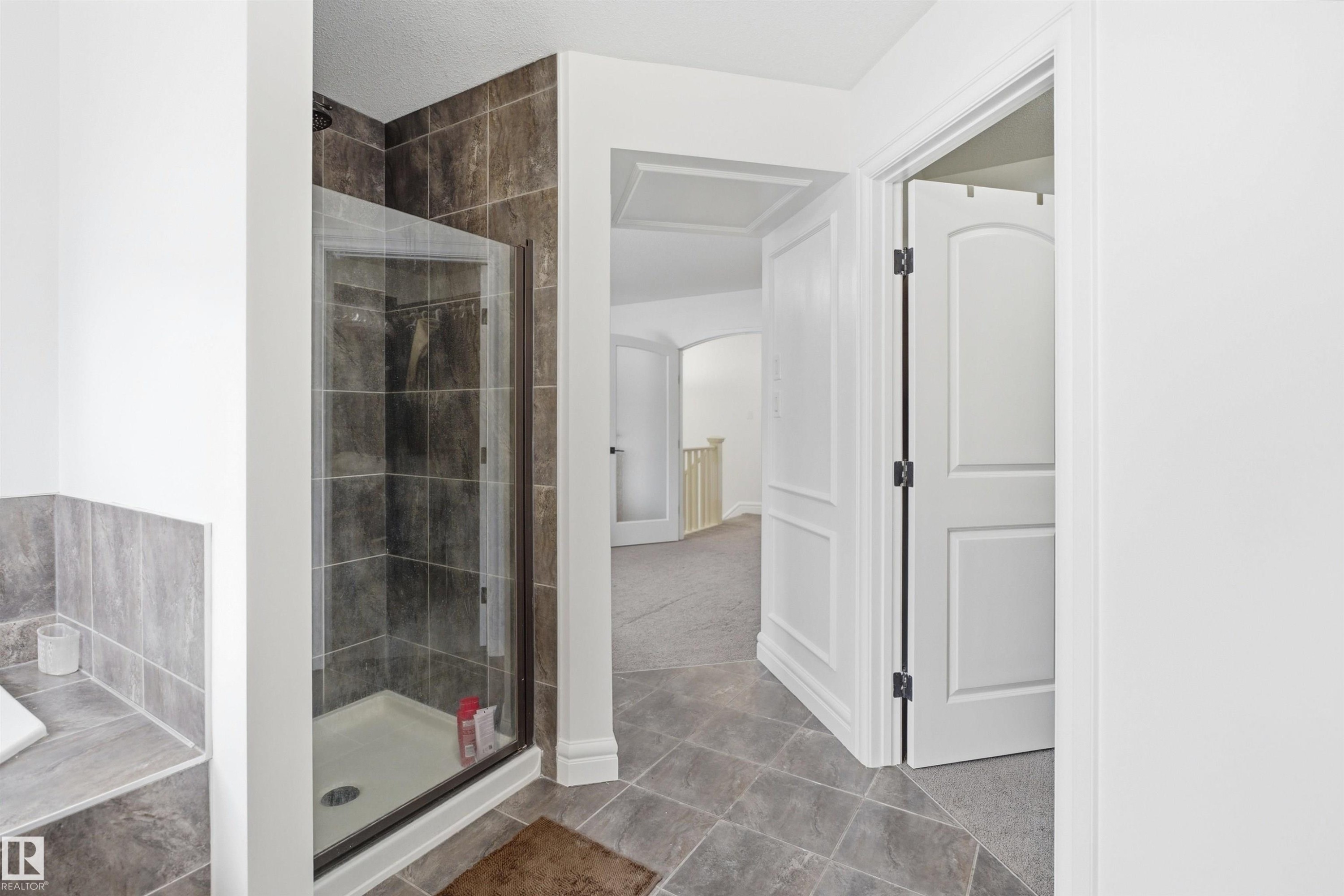 469 Ainslie Crescent Sw, Edmonton, AB - Indoor Photo Showing Bathroom