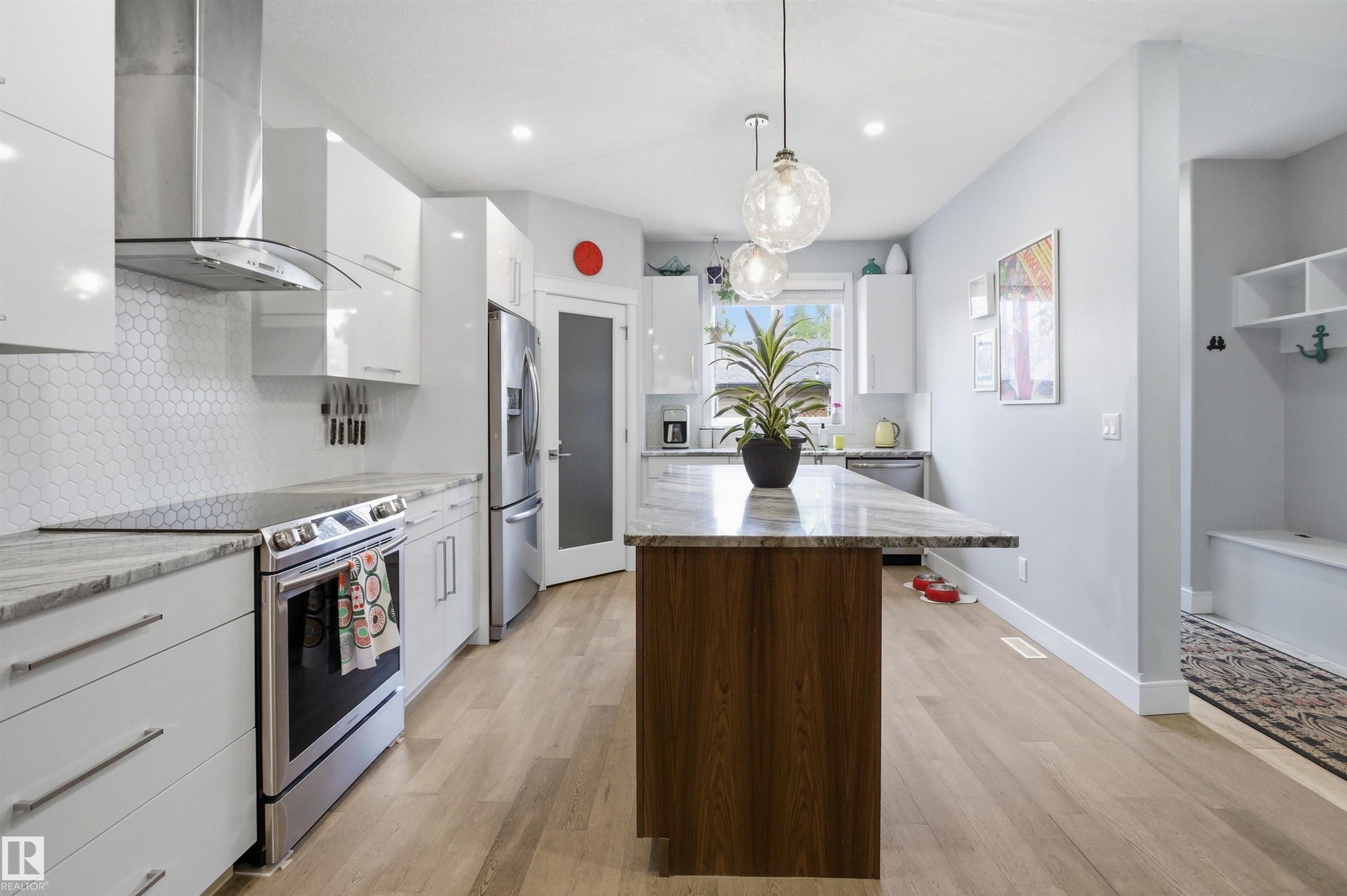 11639 128 Street, Edmonton, AB - Indoor Photo Showing Kitchen With Stainless Steel Kitchen With Upgraded Kitchen