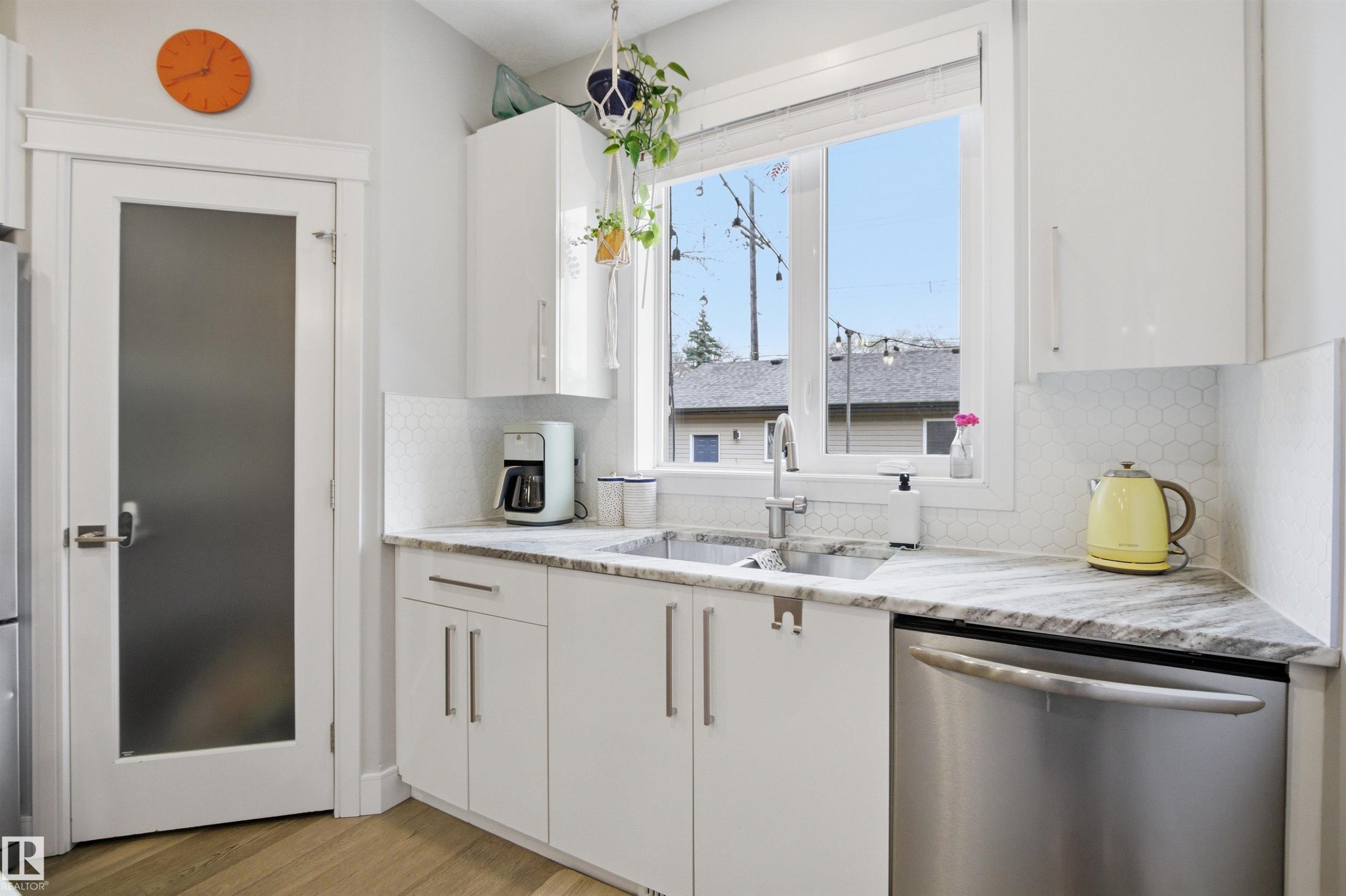 11639 128 Street, Edmonton, AB - Indoor Photo Showing Kitchen