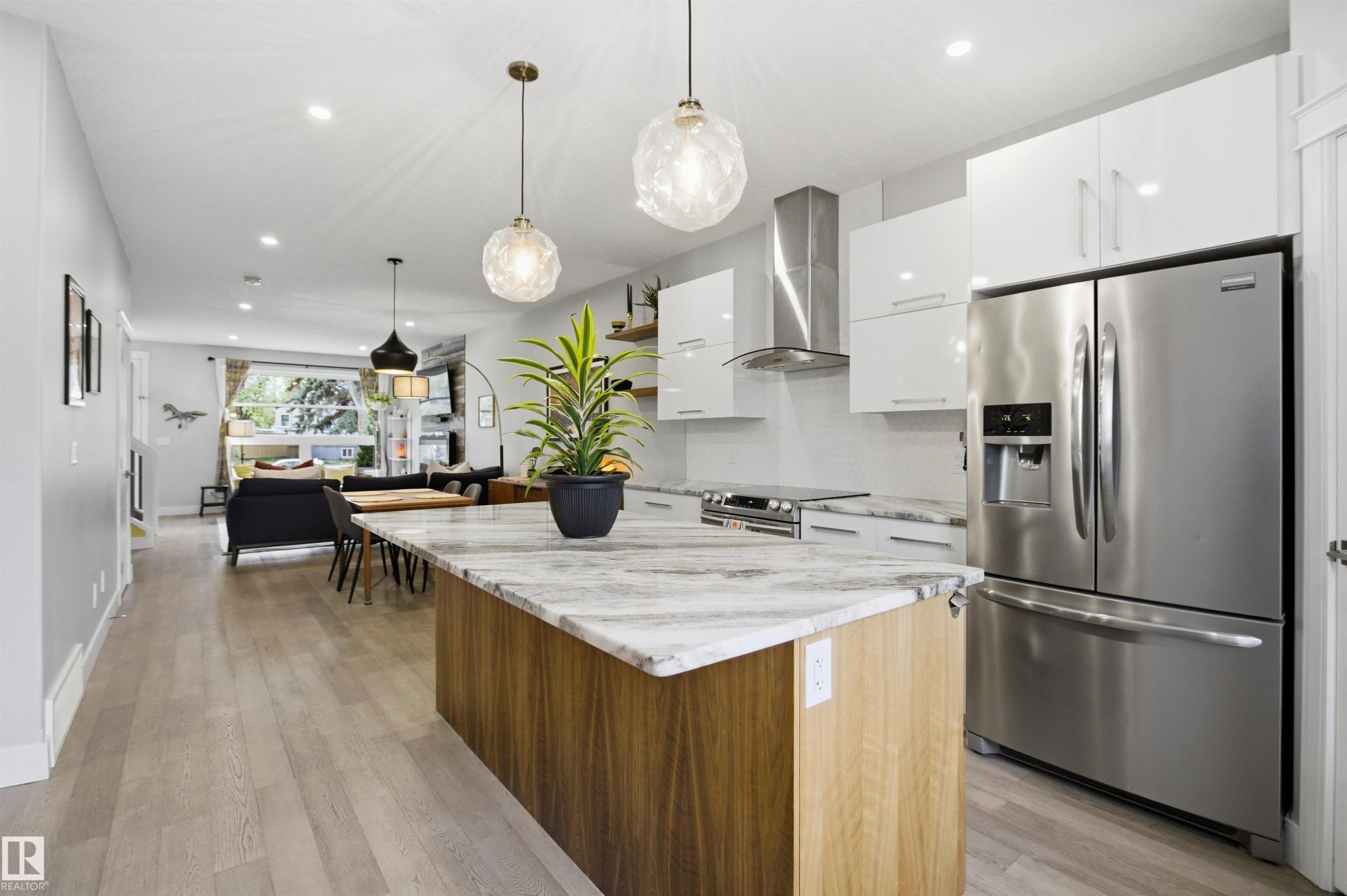 11639 128 Street, Edmonton, AB - Indoor Photo Showing Kitchen With Stainless Steel Kitchen With Upgraded Kitchen
