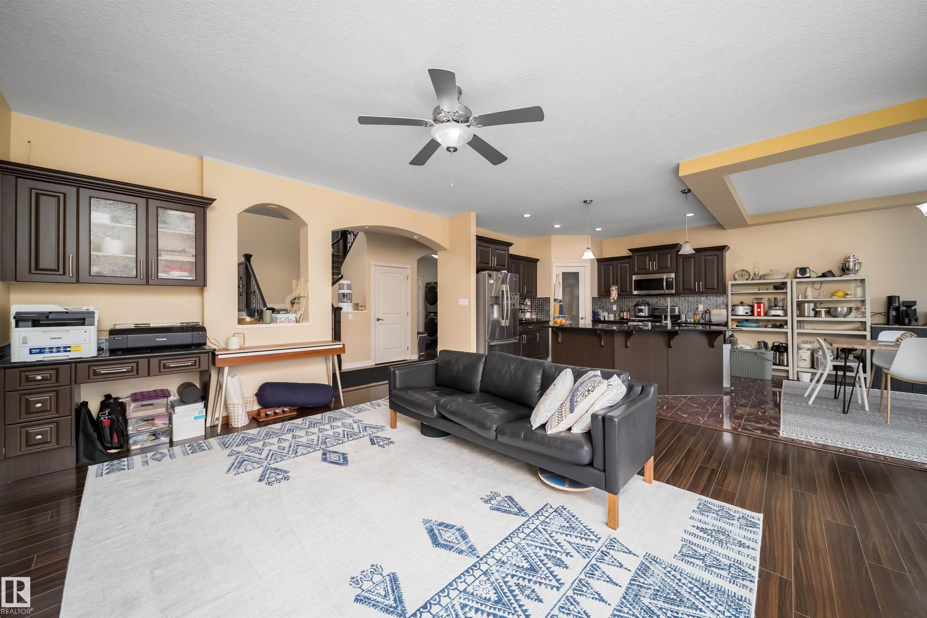 Expansive open-concept living area featuring wood-finish flooring, a ceiling fan, and recessed lighting - 1508 Cunningham Cape Cape, Edmonton, AB - Indoor