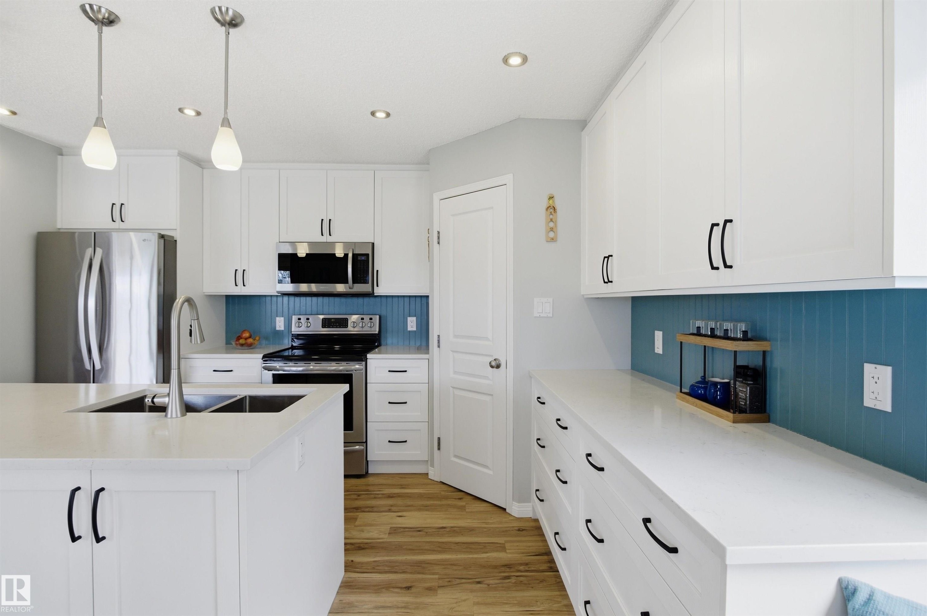 8915 8 Avenue, Edmonton, AB - Indoor Photo Showing Kitchen With Double Sink