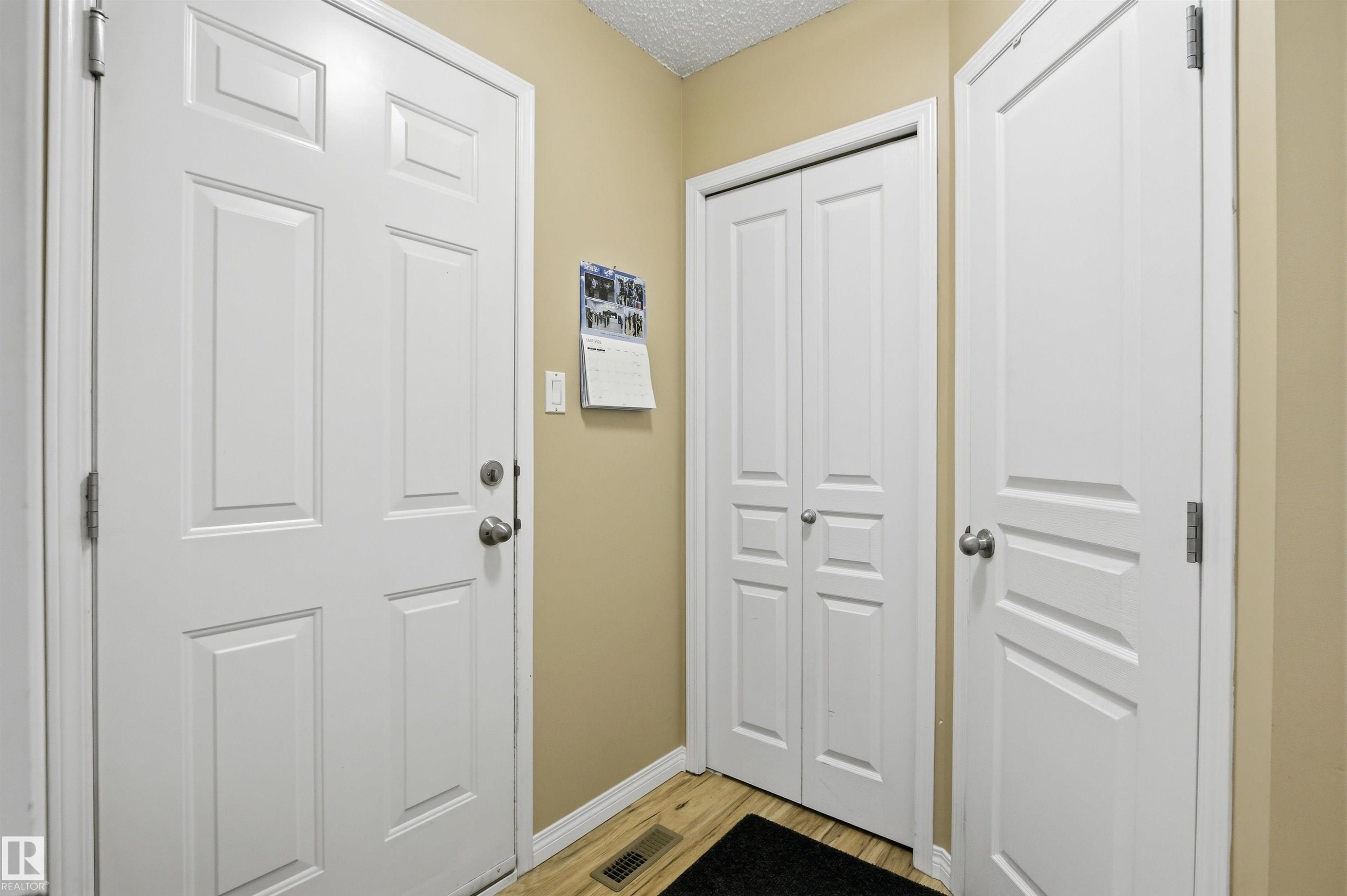 8915 8 Avenue, Edmonton, AB - Indoor Photo Showing Other Room