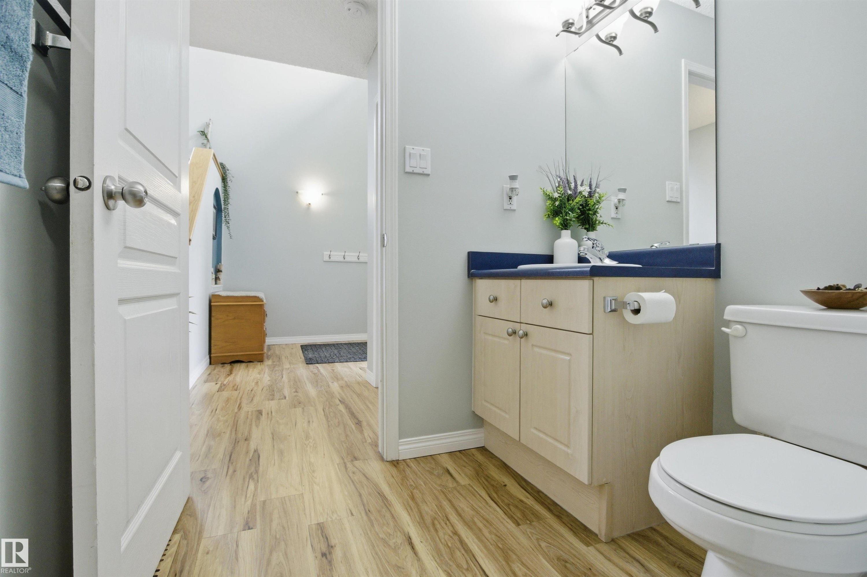 8915 8 Avenue, Edmonton, AB - Indoor Photo Showing Bathroom