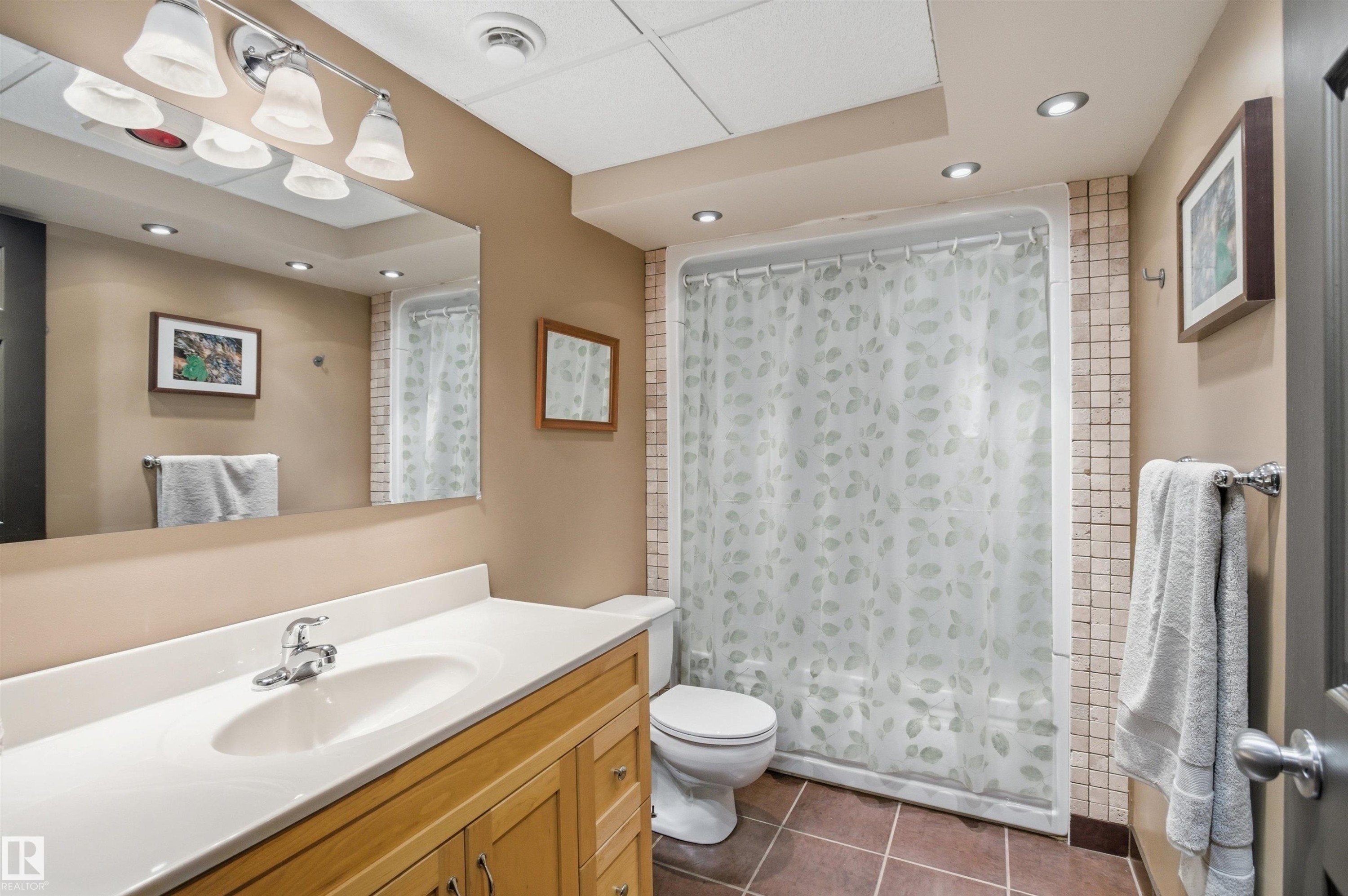 8915 8 Avenue, Edmonton, AB - Indoor Photo Showing Bathroom