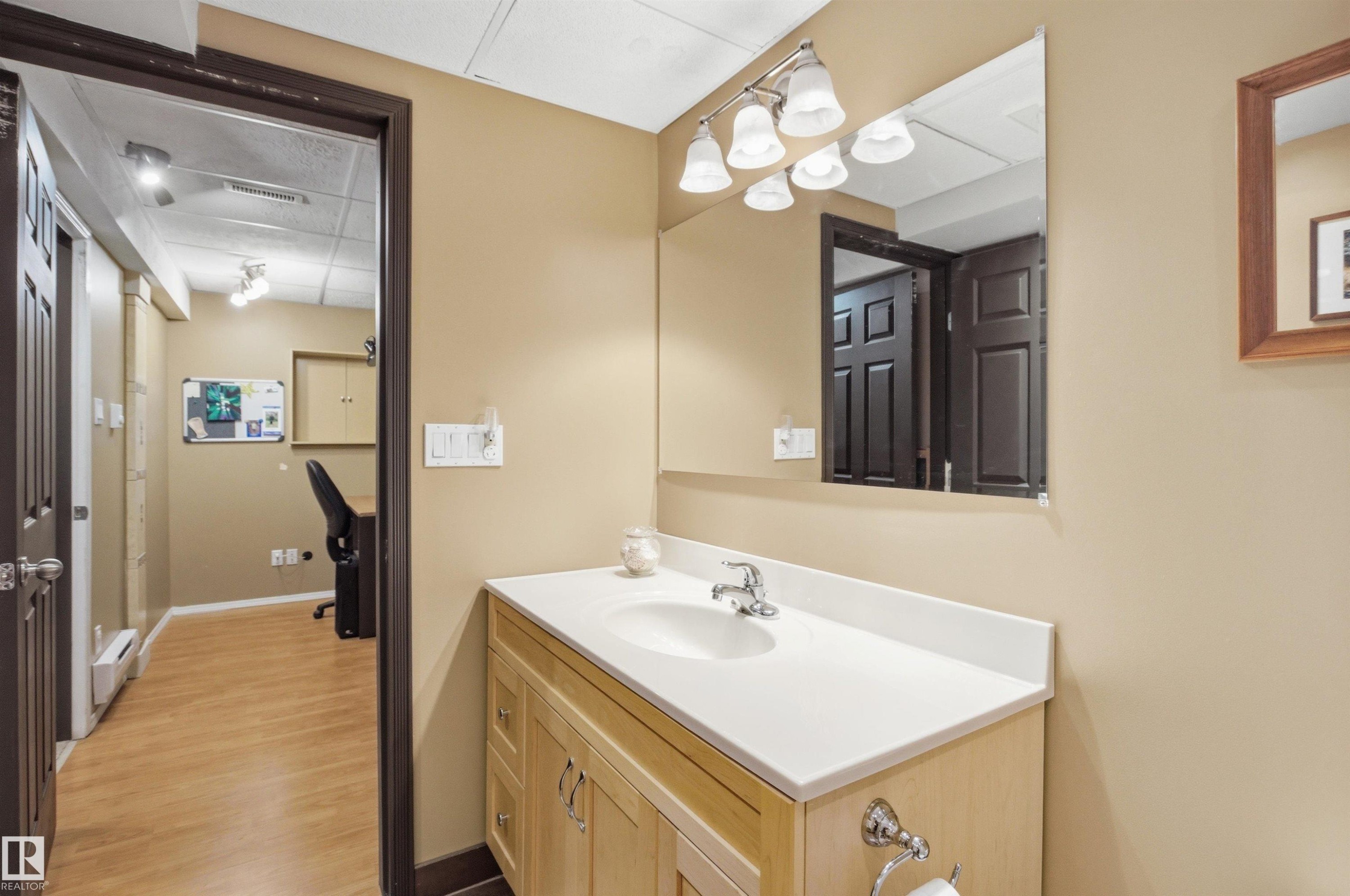 8915 8 Avenue, Edmonton, AB - Indoor Photo Showing Bathroom